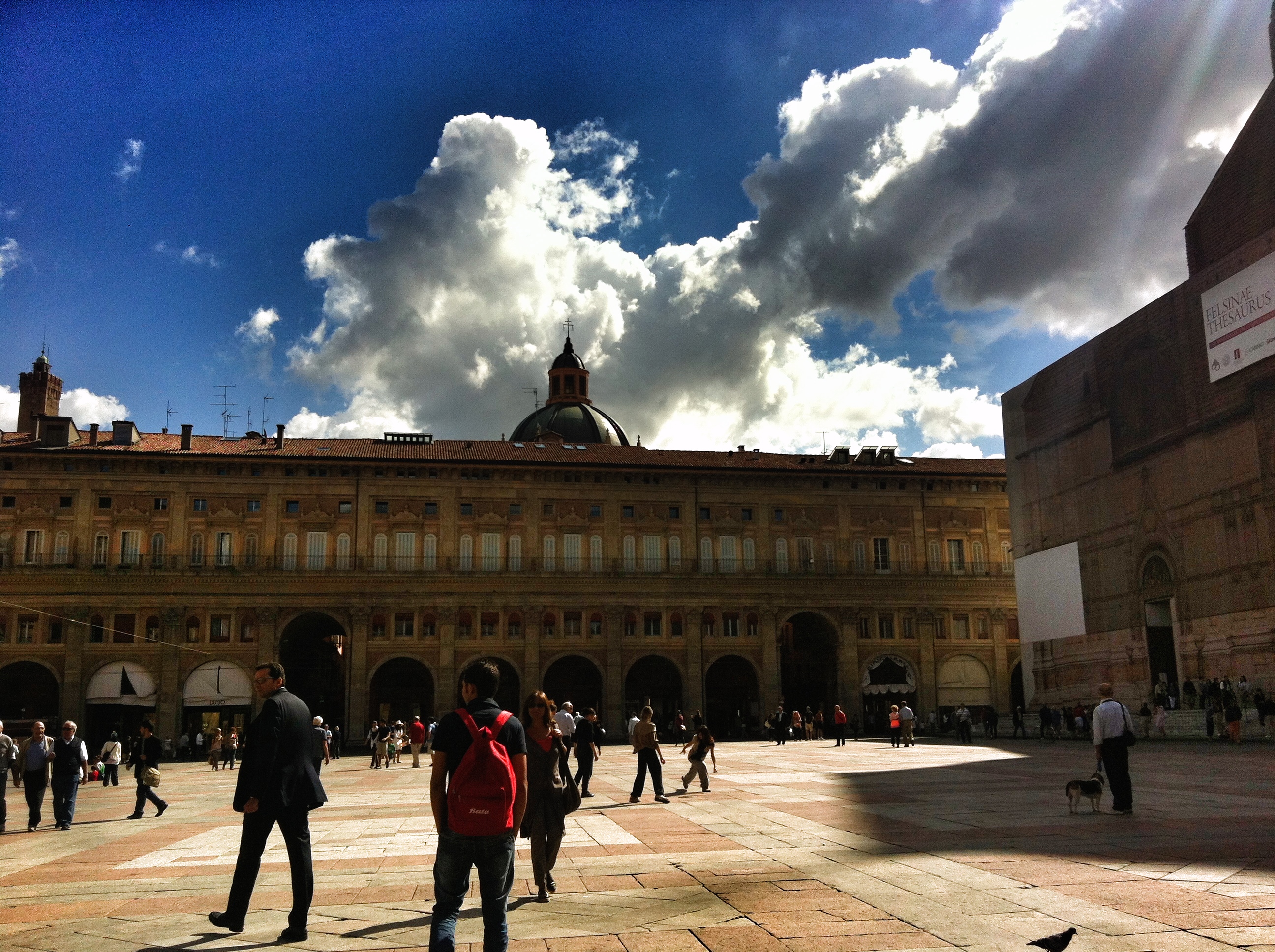 foto: https://upload.wikimedia.org/wikipedia/commons/b/b5/Il_cielo_su_Piazza_Maggiore.jpg