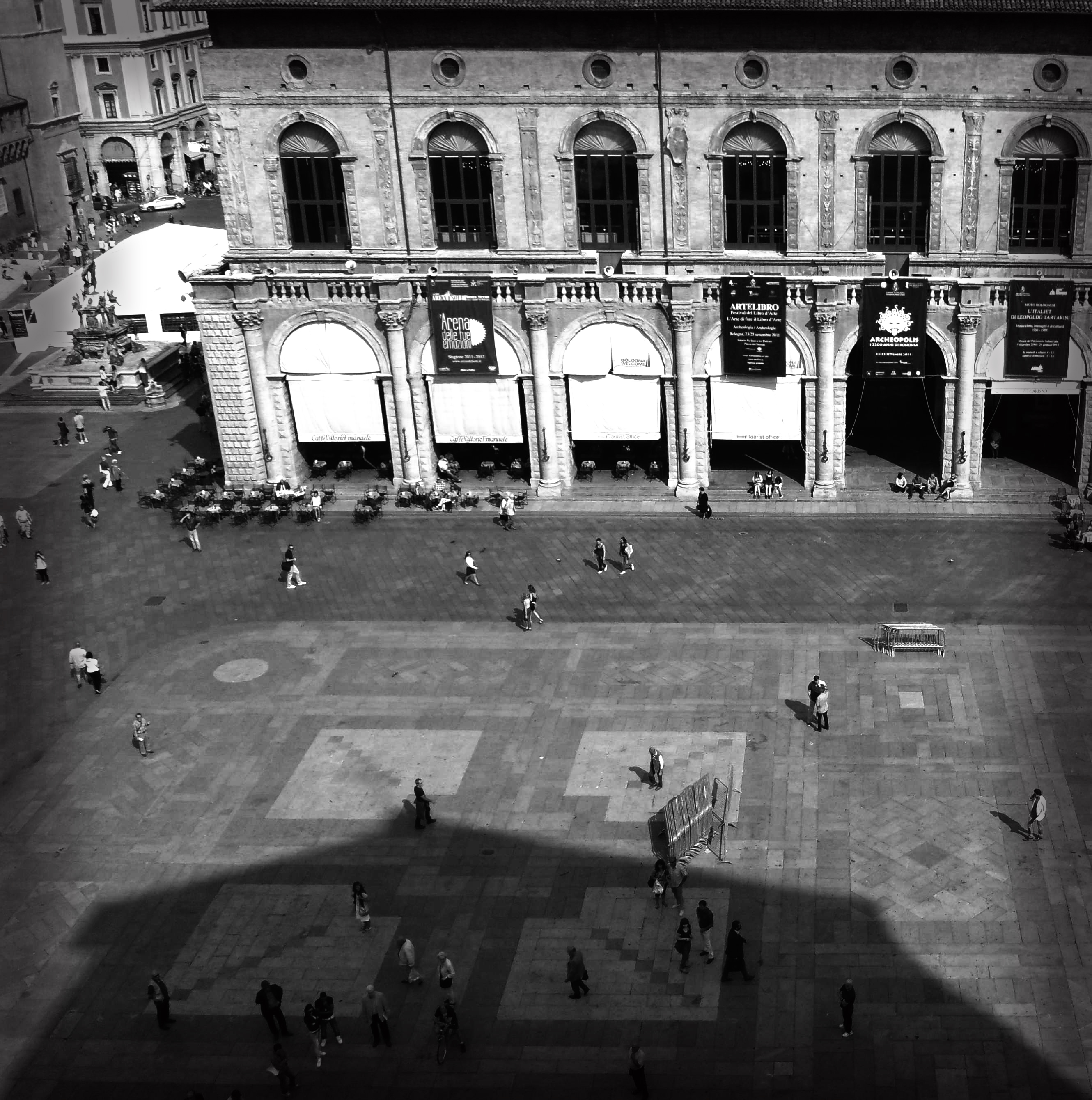 photo: https://upload.wikimedia.org/wikipedia/commons/0/07/Piazza_Maggiore_dalla_terrazza_di_San_Petronio.jpg