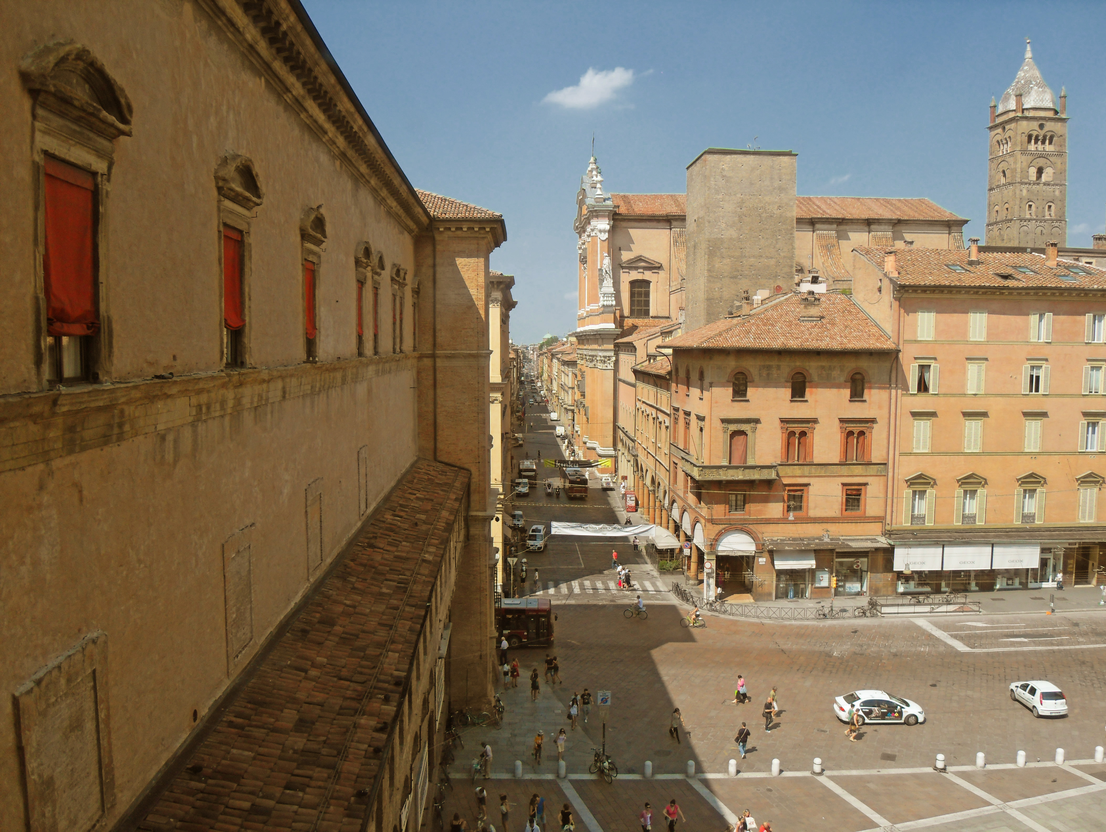 foto: https://upload.wikimedia.org/wikipedia/commons/1/1c/Piazza_Maggiore_da_Palazzo_d%27Accursio.jpg