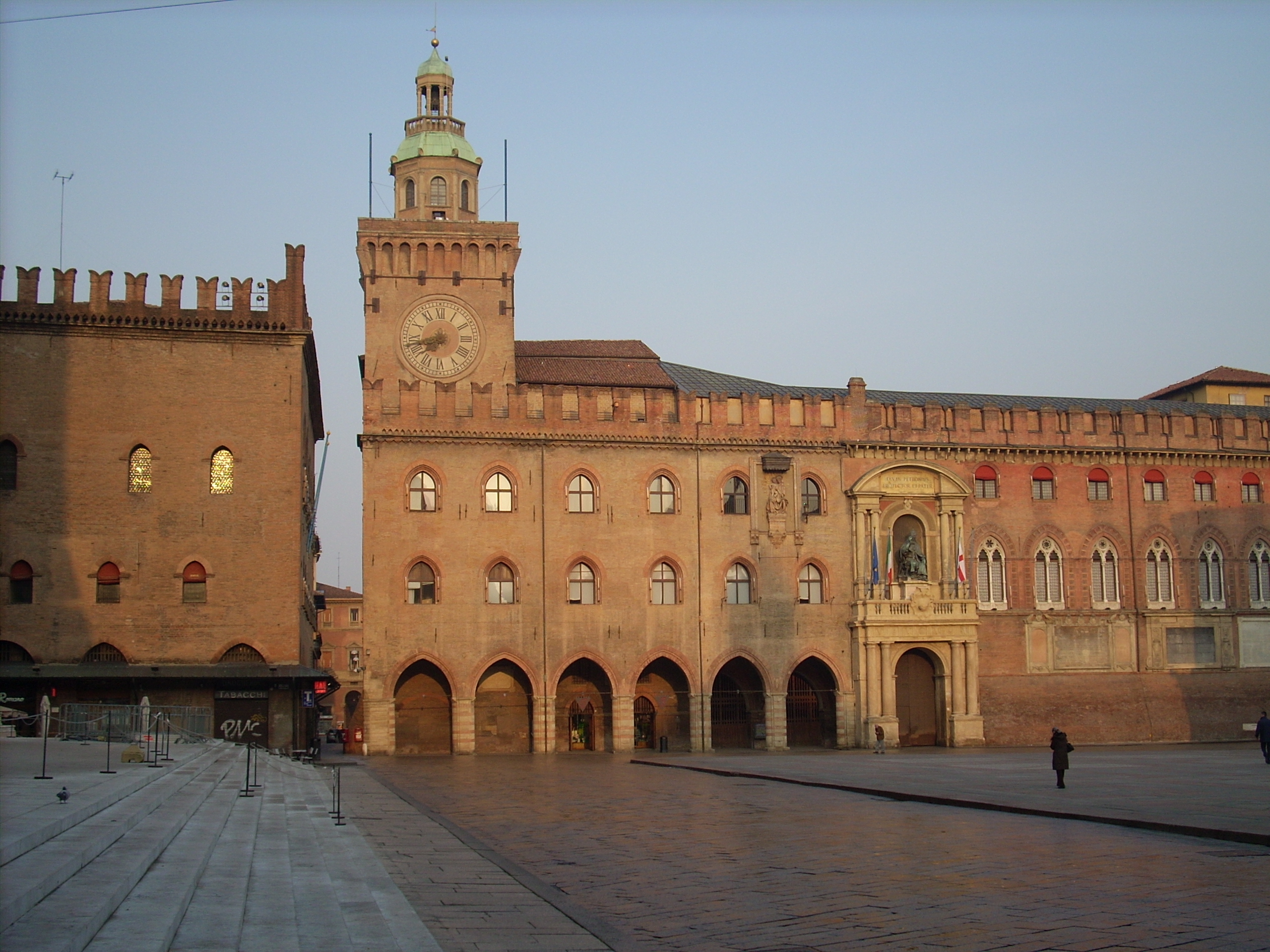 foto: https://upload.wikimedia.org/wikipedia/commons/6/6a/Palazzo_del_Divus_Petronius_in_Piazza_Maggiore.JPG