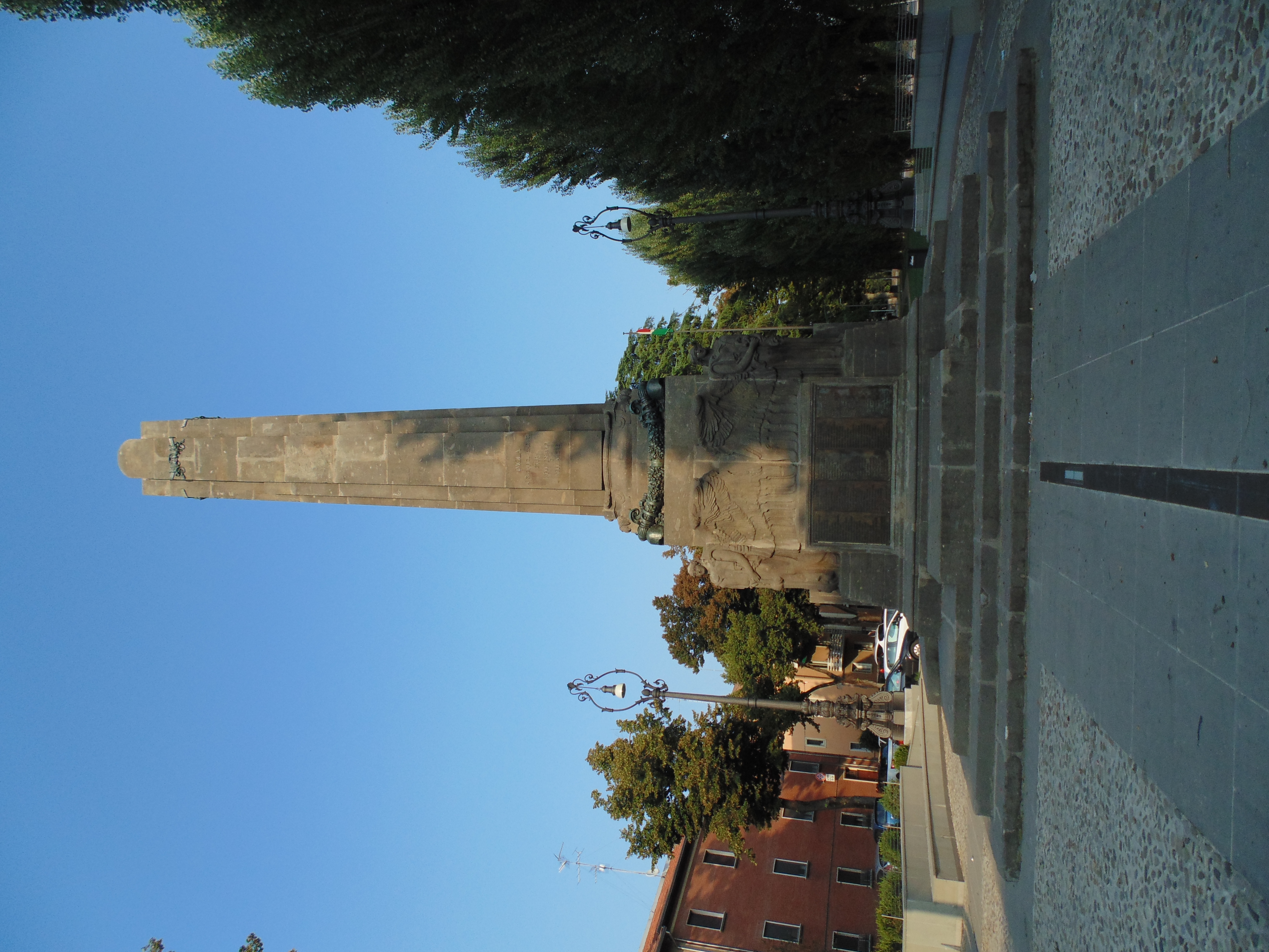 photo: https://upload.wikimedia.org/wikipedia/commons/b/b1/Monumento_ai_Caduti_della_prima_guerra_mondiale.JPG
