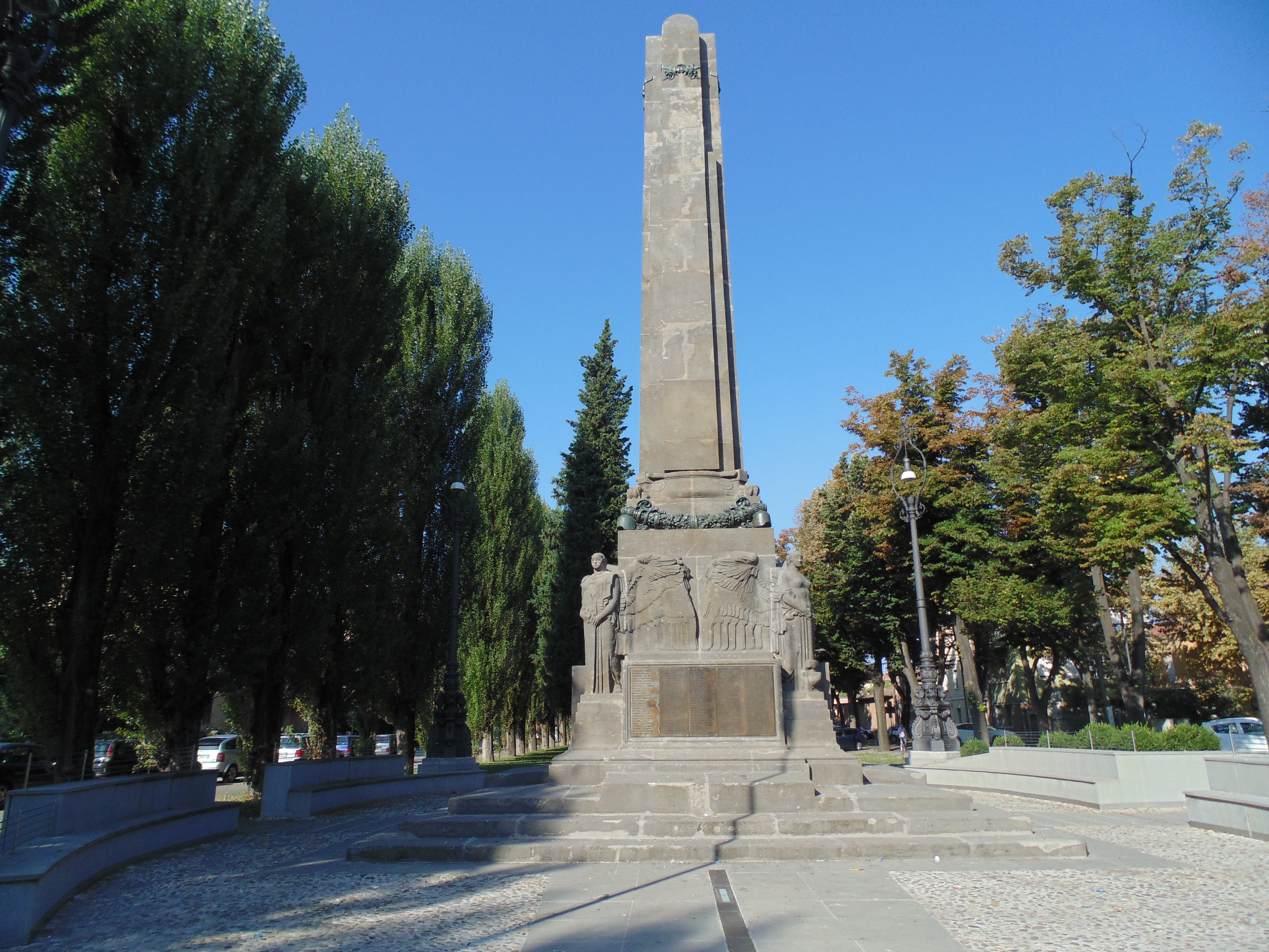 photo: https://upload.wikimedia.org/wikipedia/commons/7/7b/Monumento_ai_Caduti_della_prima_guerra_mondiale_%28panoramica%29.JPG