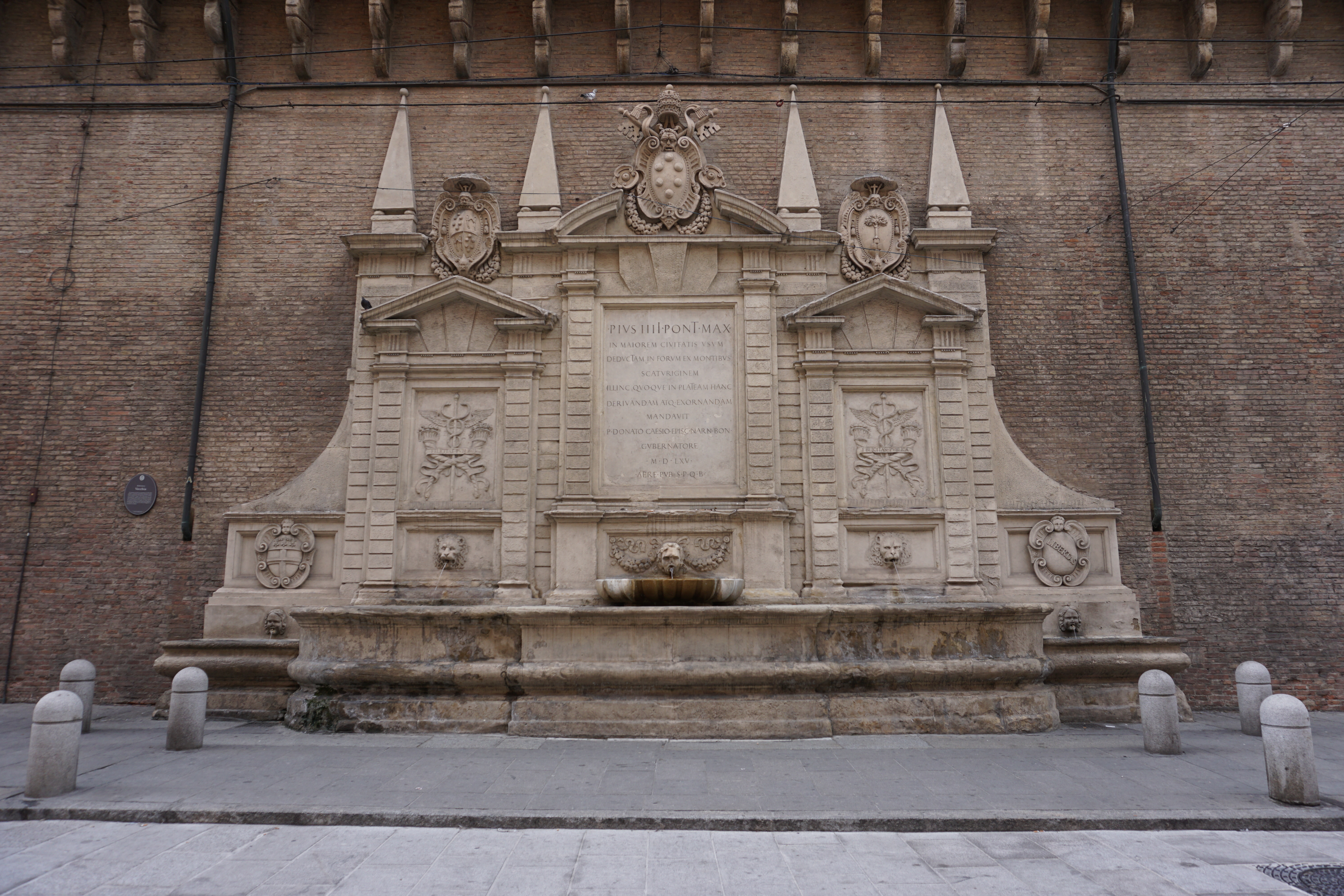 foto: https://upload.wikimedia.org/wikipedia/commons/e/e4/Fontana_Vecchia%2C_Bologna.JPG
