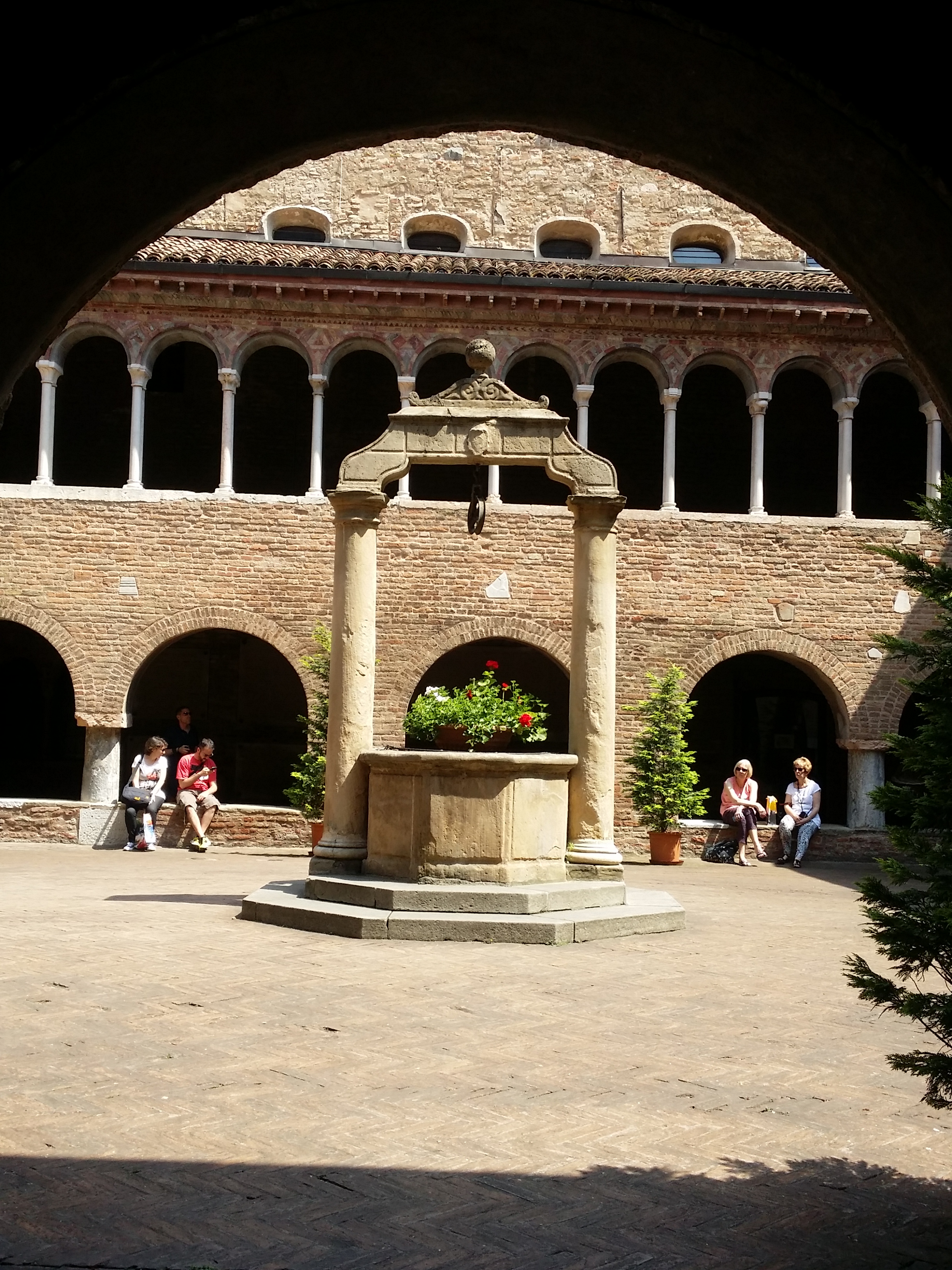 foto: https://upload.wikimedia.org/wikipedia/commons/1/1a/Particolare_Basilica_Santo_Stefano_Bologna.jpg