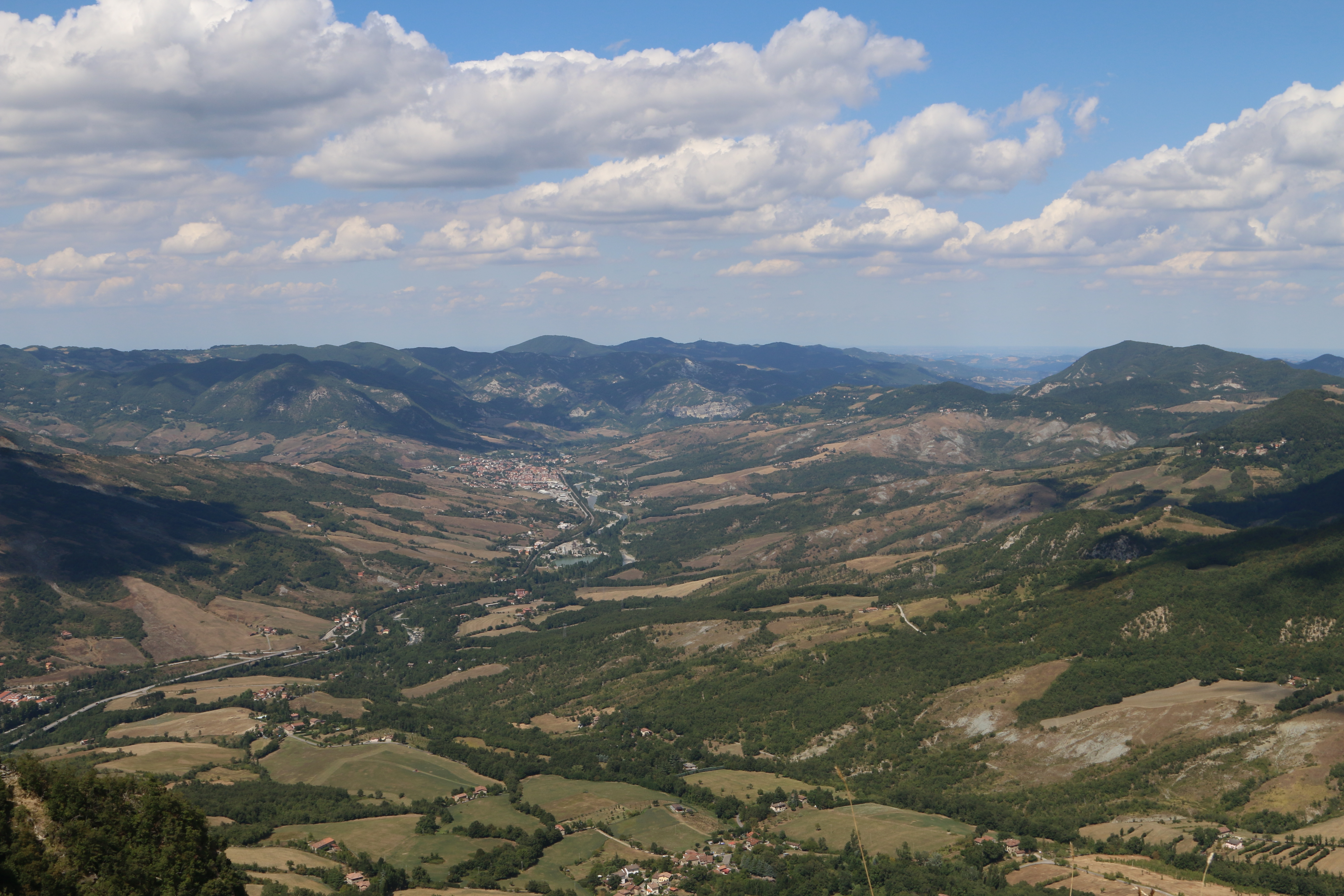 photo: https://upload.wikimedia.org/wikipedia/commons/6/6e/Santuario_della_Beata_Vergine_-_panorama_sulla_valle_sottostante_e_su_Vergato.jpg