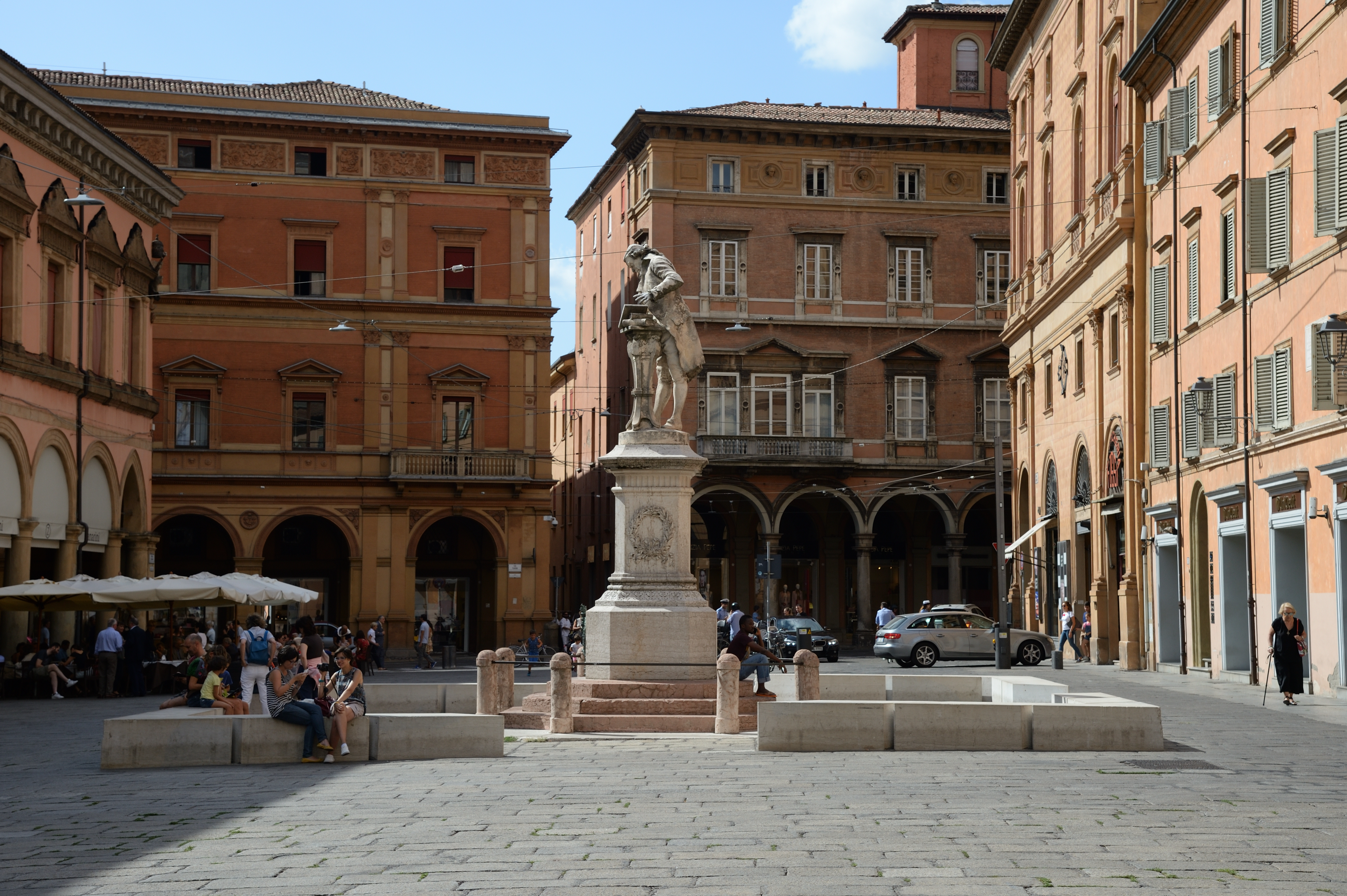 photo: https://upload.wikimedia.org/wikipedia/commons/c/c6/Bologna_-_Piazza_Galvani.jpg