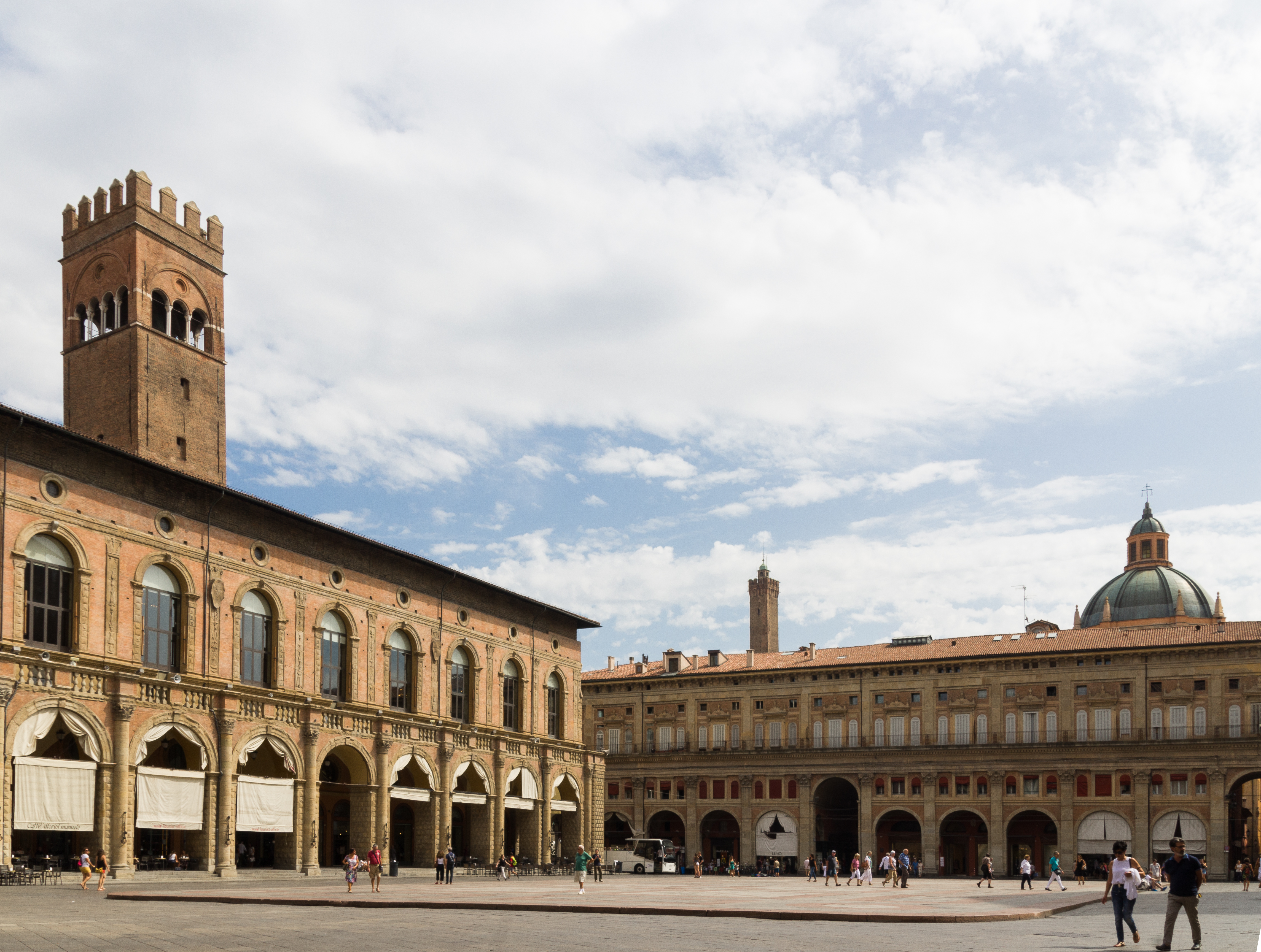 foto: https://upload.wikimedia.org/wikipedia/commons/d/d7/Piazza_maggiore.jpg