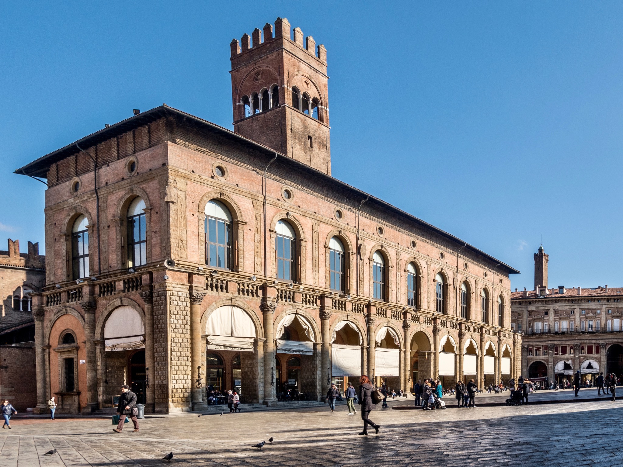 foto: https://upload.wikimedia.org/wikipedia/commons/d/d3/Bologna_--_Piazza_Maggiore.jpg