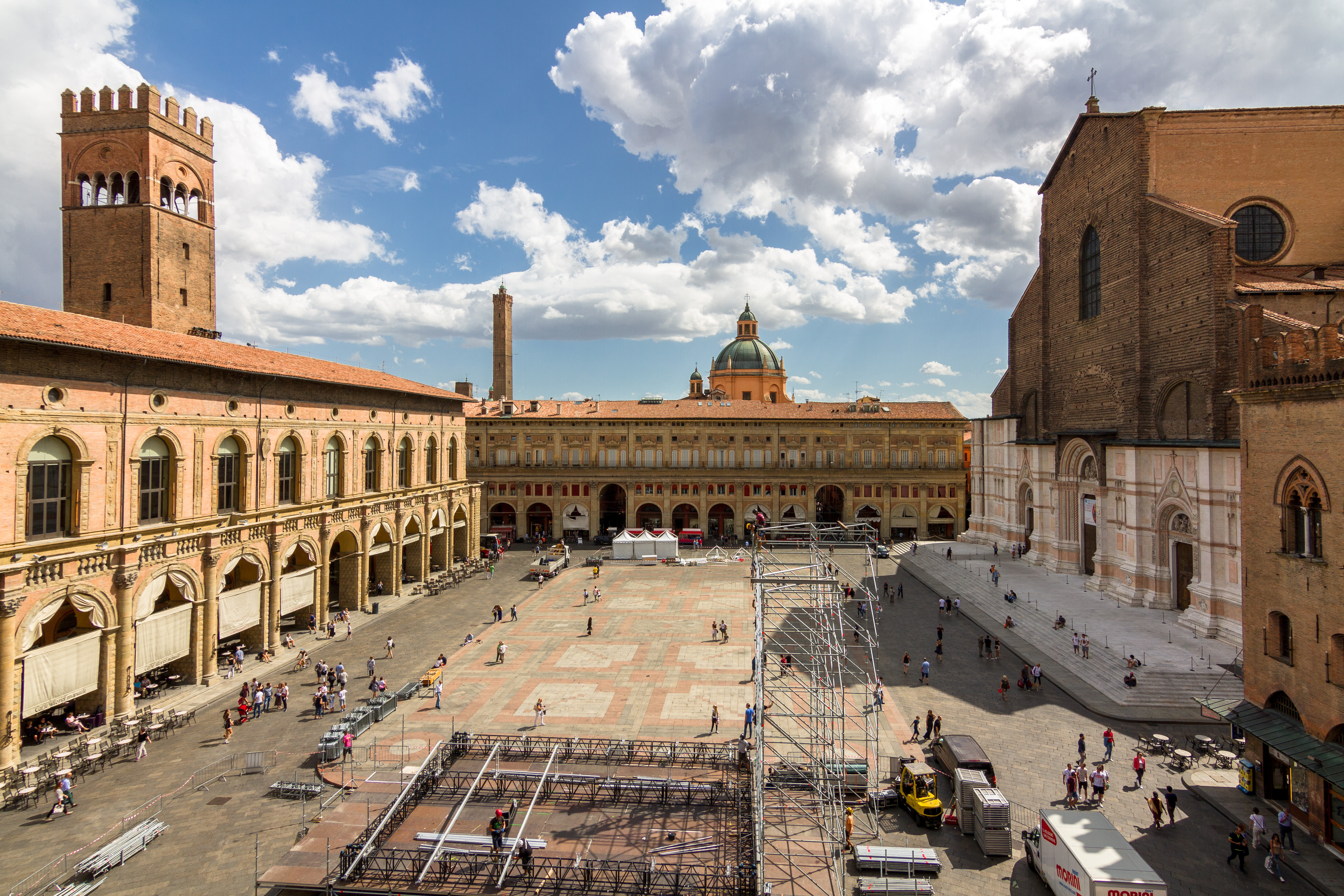 foto: https://upload.wikimedia.org/wikipedia/commons/d/d4/Piazza_Maggiore_da_Palazzo_D%27Accursio.jpg