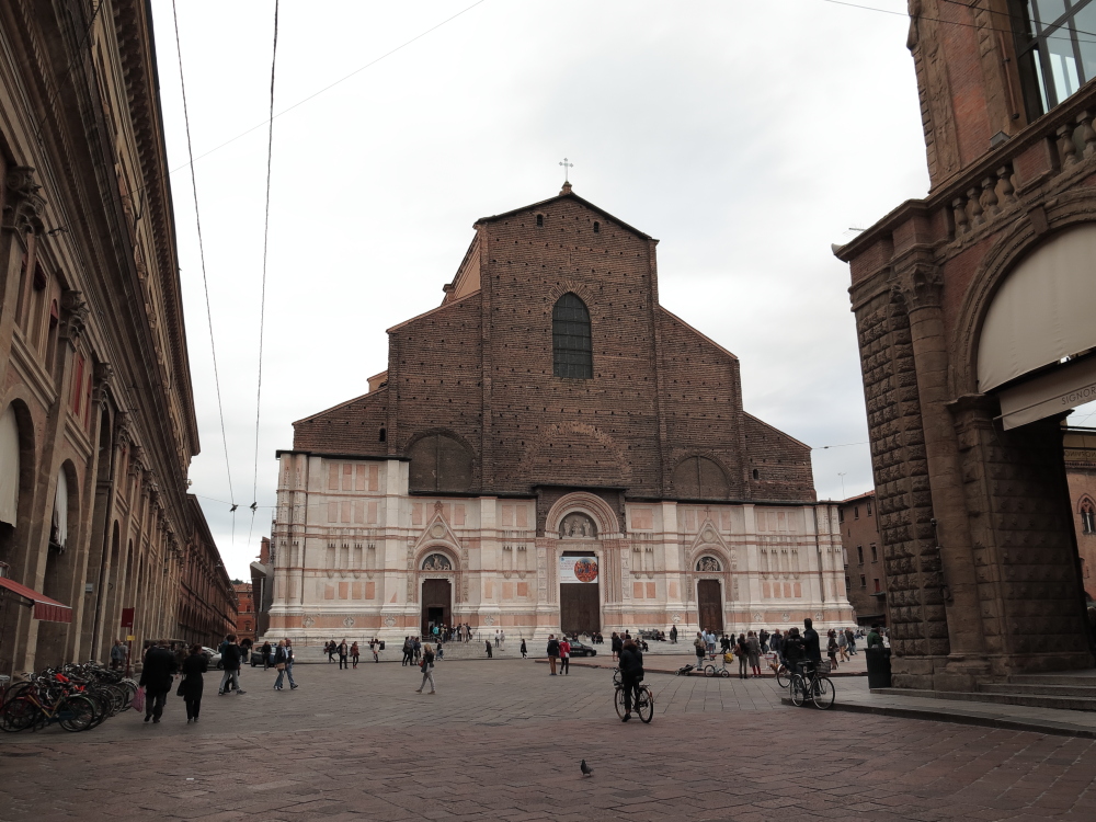 photo: https://upload.wikimedia.org/wikipedia/commons/7/7c/Bologna_Piazza_Maggiore_11.jpg