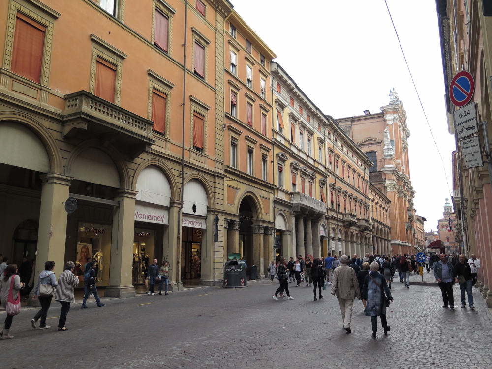 photo: https://upload.wikimedia.org/wikipedia/commons/6/6f/Bologna_Via_Indipendenza_1.jpg