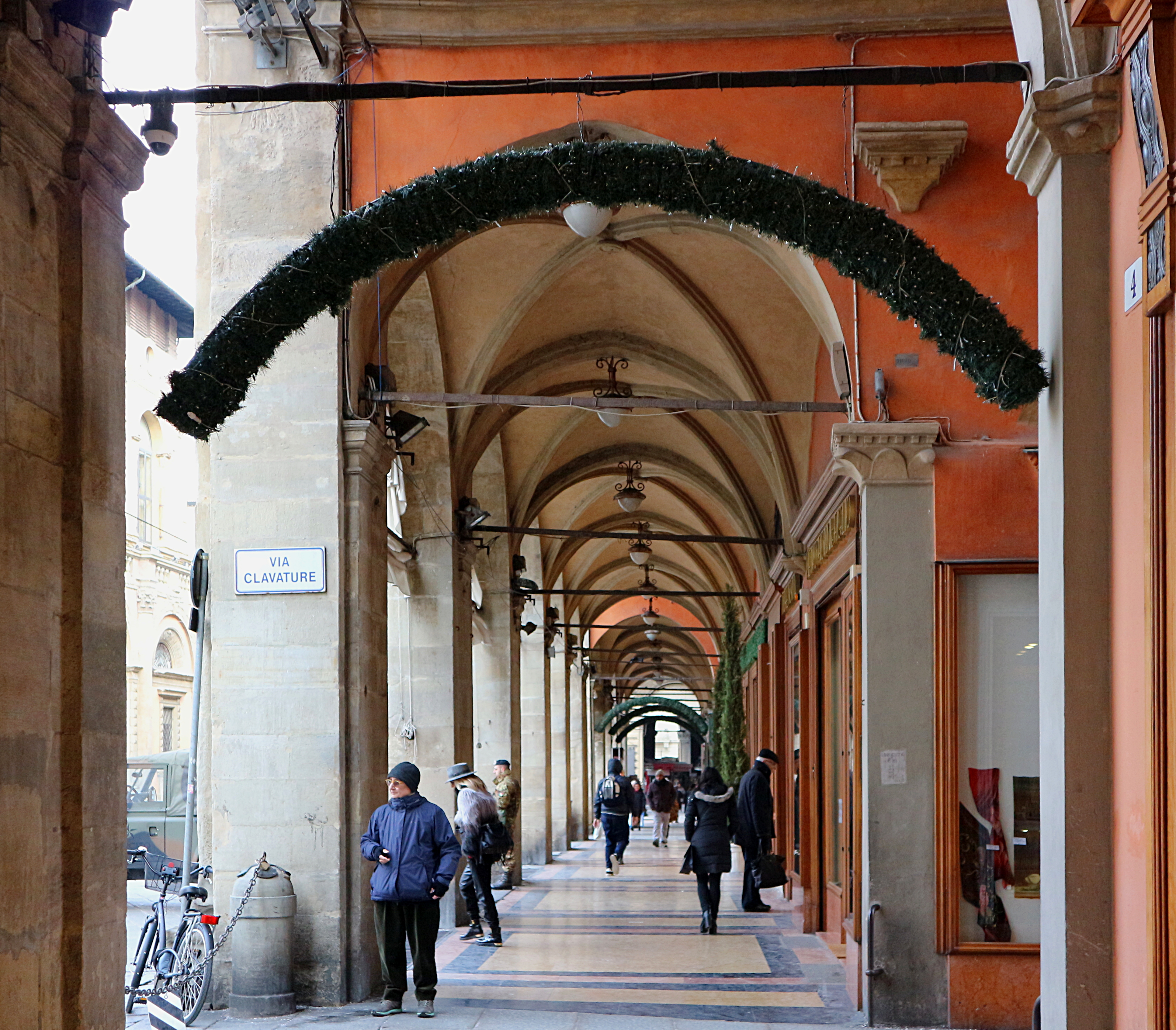foto: https://upload.wikimedia.org/wikipedia/commons/8/83/Piazza_maggiore_005.jpg