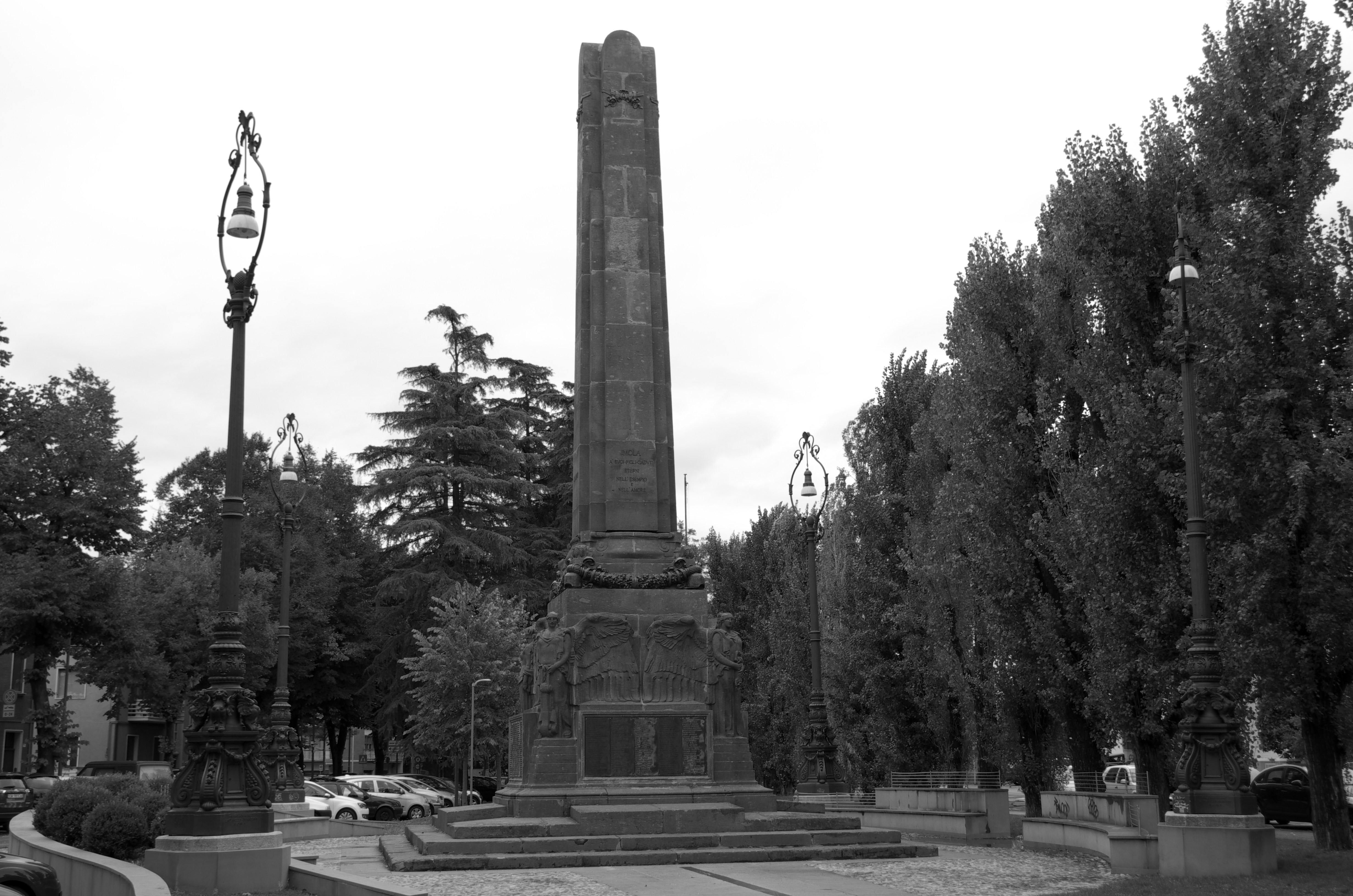 photo: https://upload.wikimedia.org/wikipedia/commons/9/92/Monumento_caduti_della_1%5E_guerra_mondiale.jpg