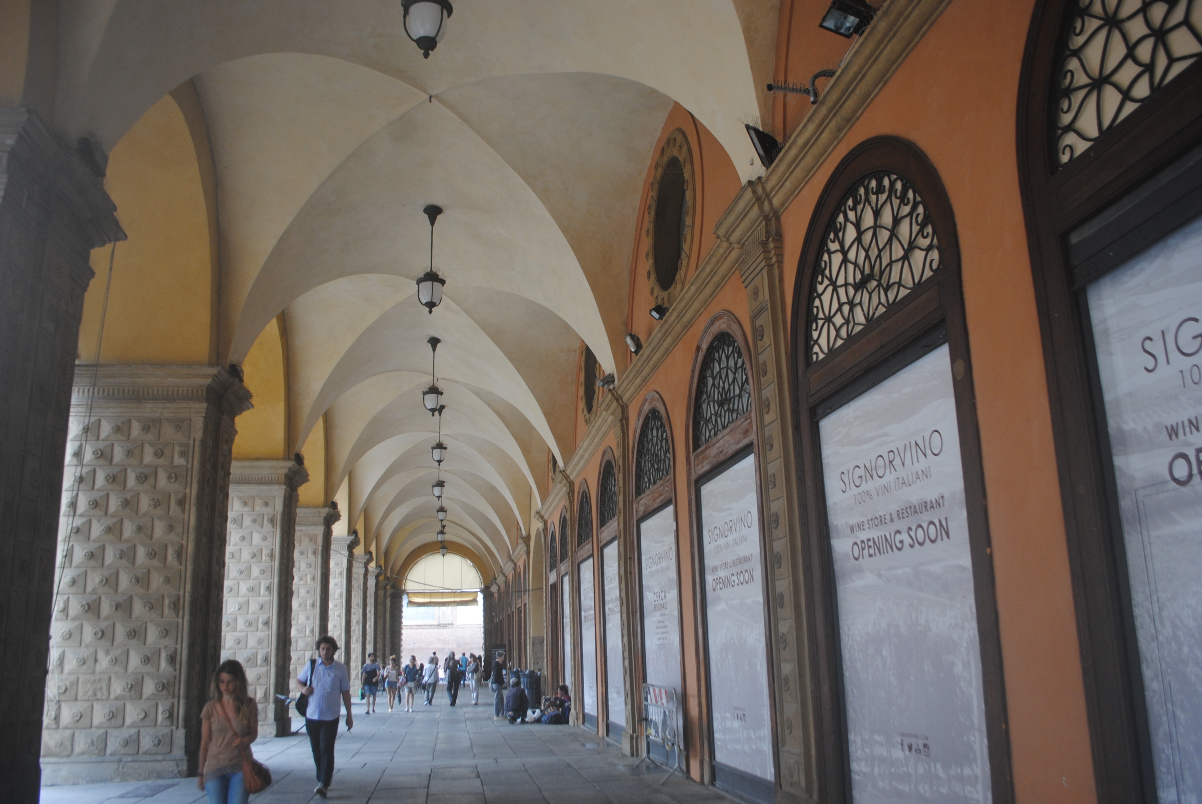foto: https://upload.wikimedia.org/wikipedia/commons/1/1c/Portico_del_Pavaglione_%2C_o_portici_di_Bologna.jpg