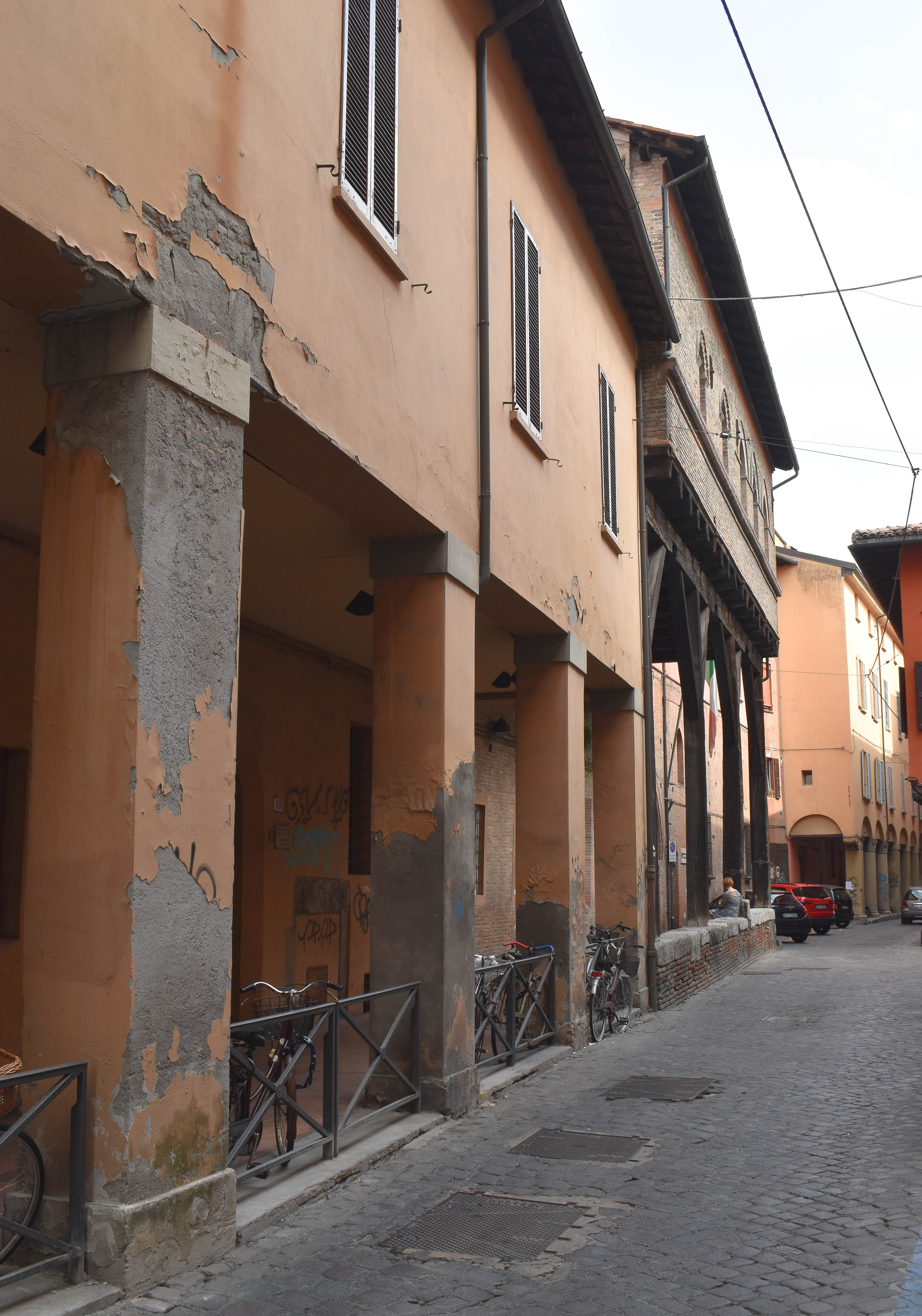 foto: https://upload.wikimedia.org/wikipedia/commons/e/eb/Portici_via_Marsala_-_palazzo_Grassi_-_Bologna.jpg