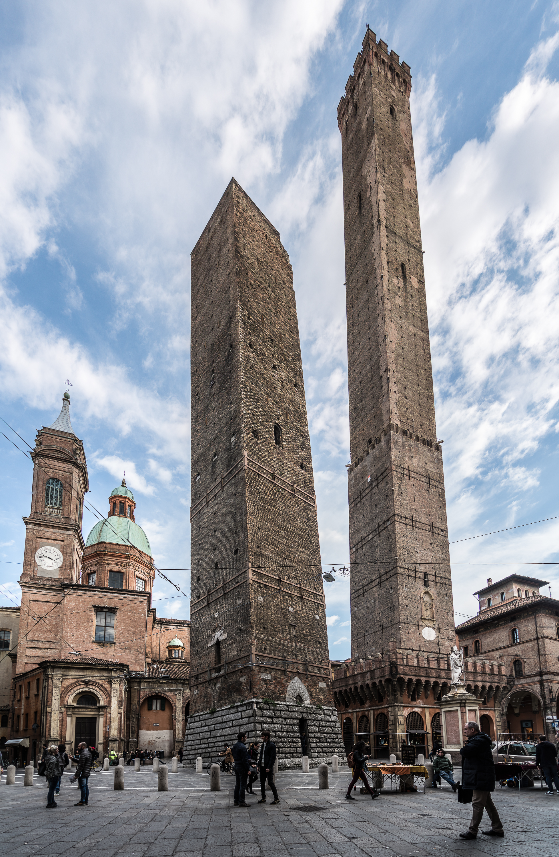 foto: https://upload.wikimedia.org/wikipedia/commons/a/ab/Due_Torri_-_Bologna.jpg