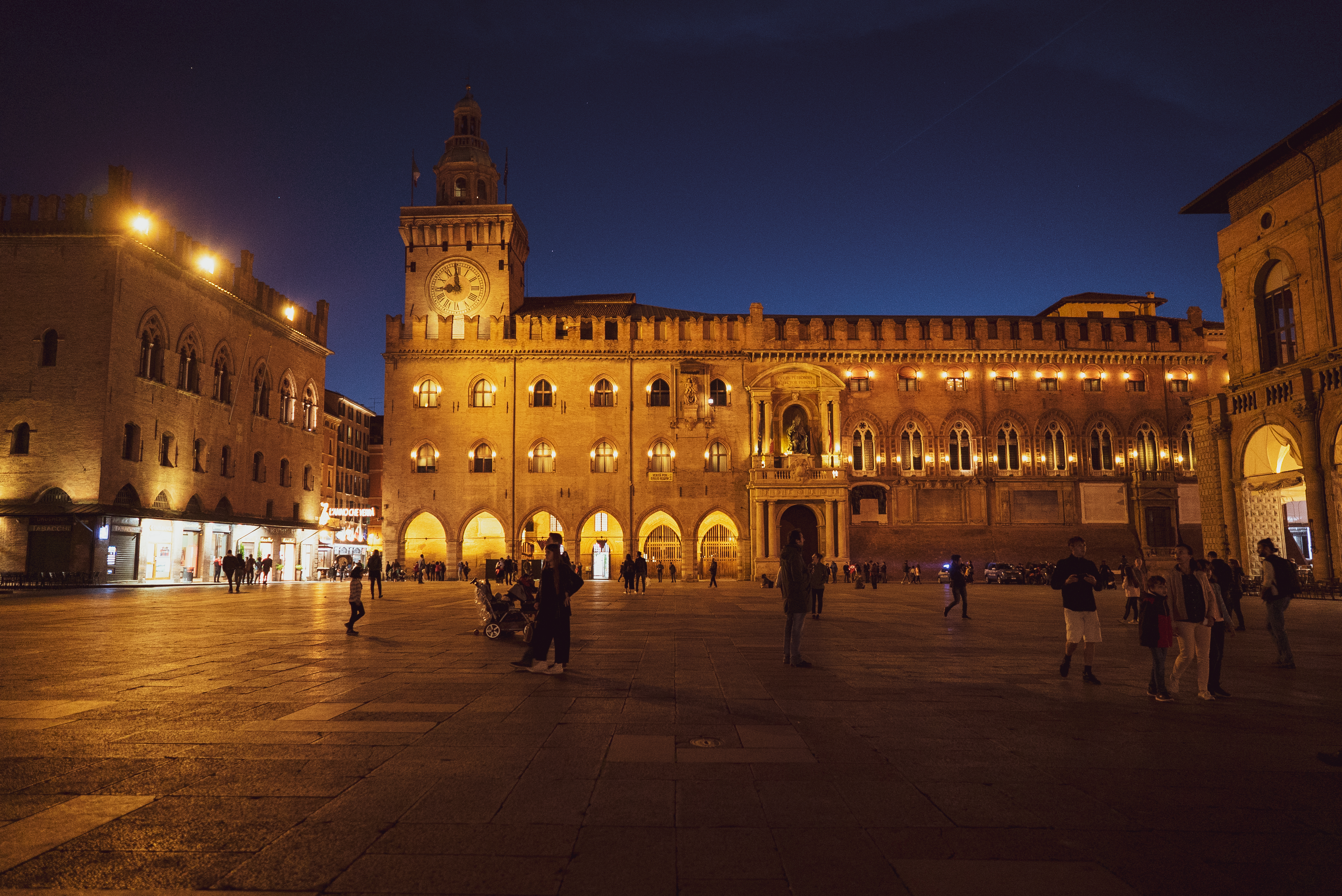 foto: https://upload.wikimedia.org/wikipedia/commons/b/b7/Piazza_maggiore_in_una_sera_d%27aprile.jpg