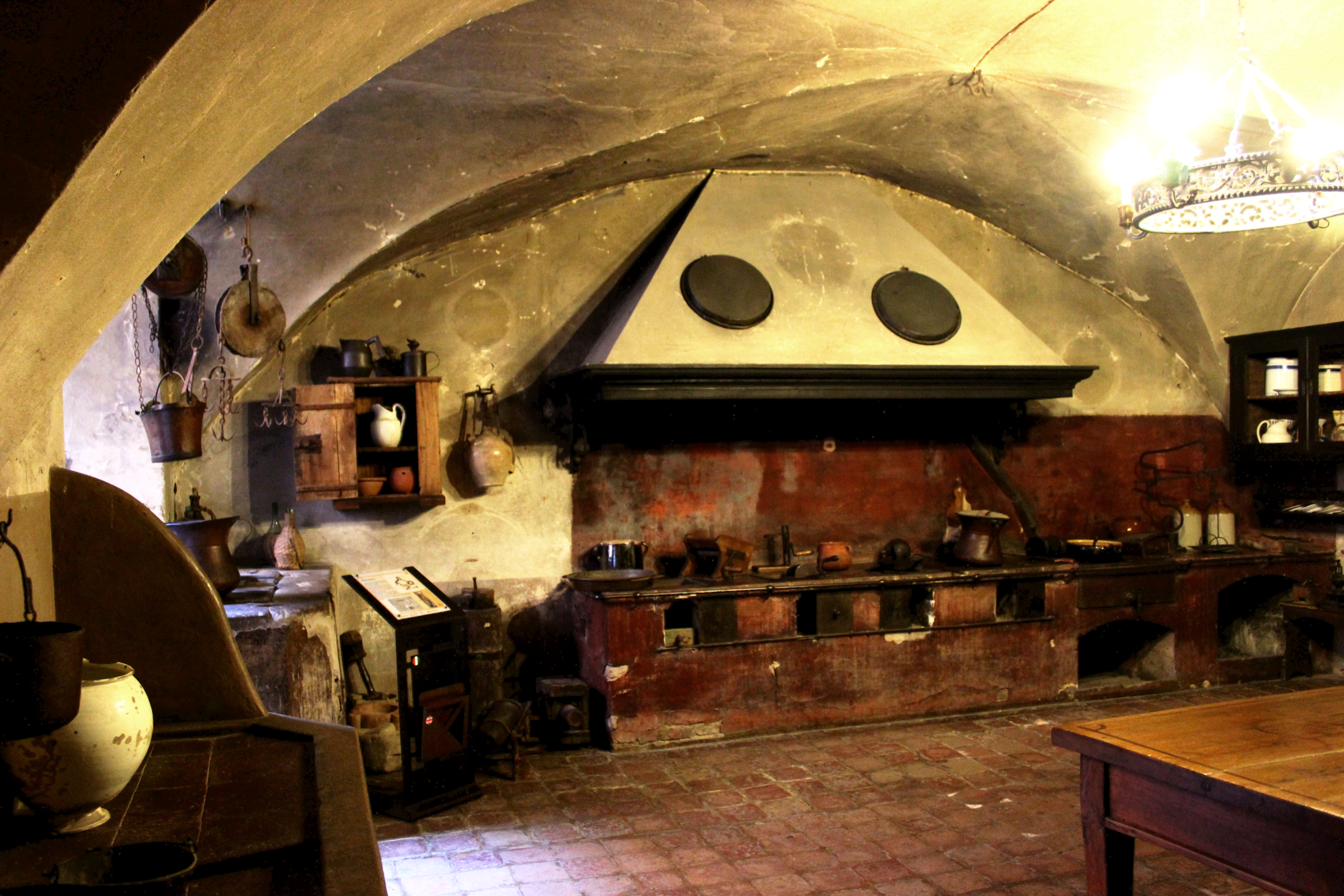foto: cucina della Rocca di Dozza.JPG