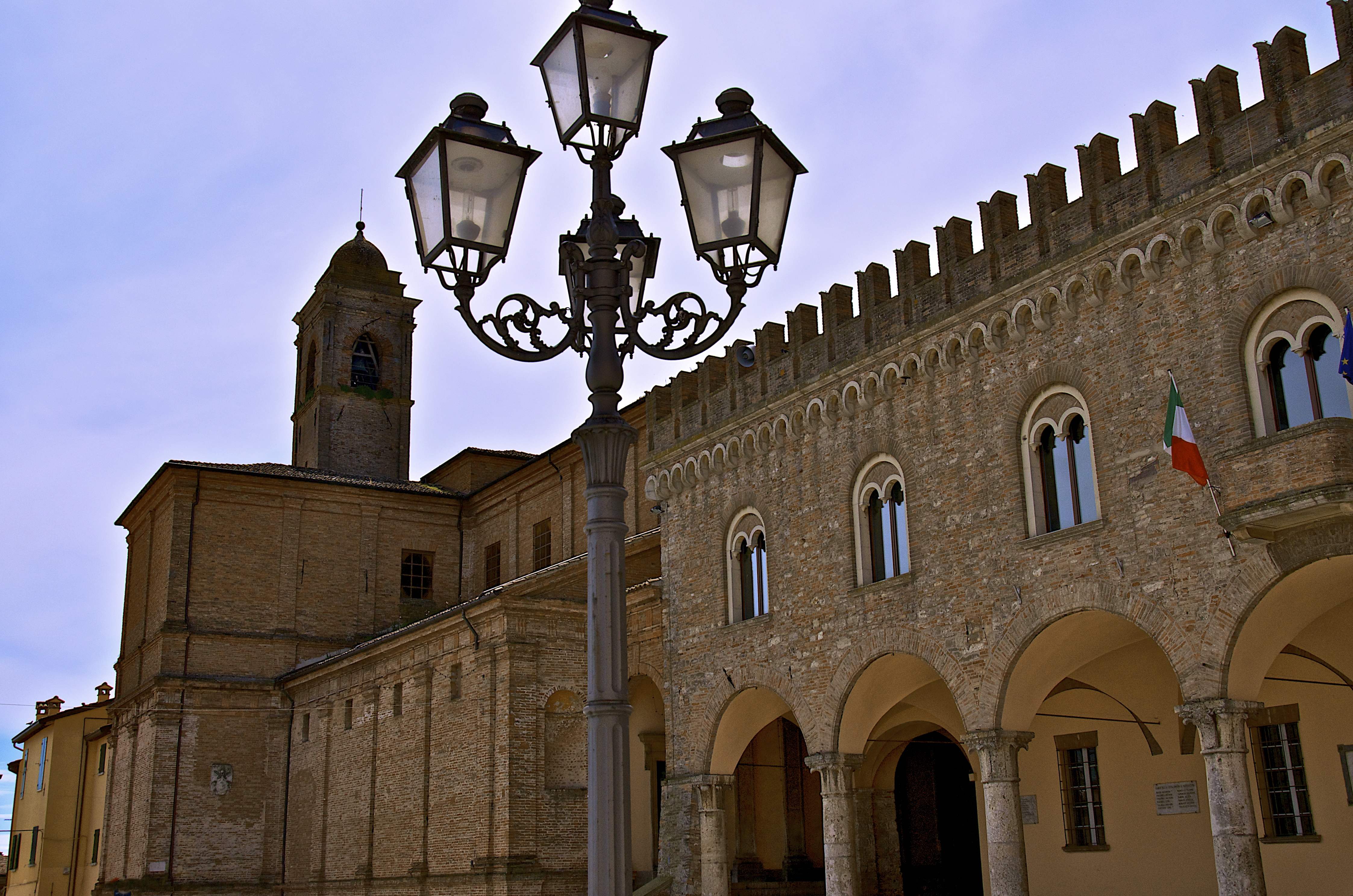 photo: https://upload.wikimedia.org/wikipedia/commons/9/90/Prospettiva_sul_palazzo_Comunale.jpeg
