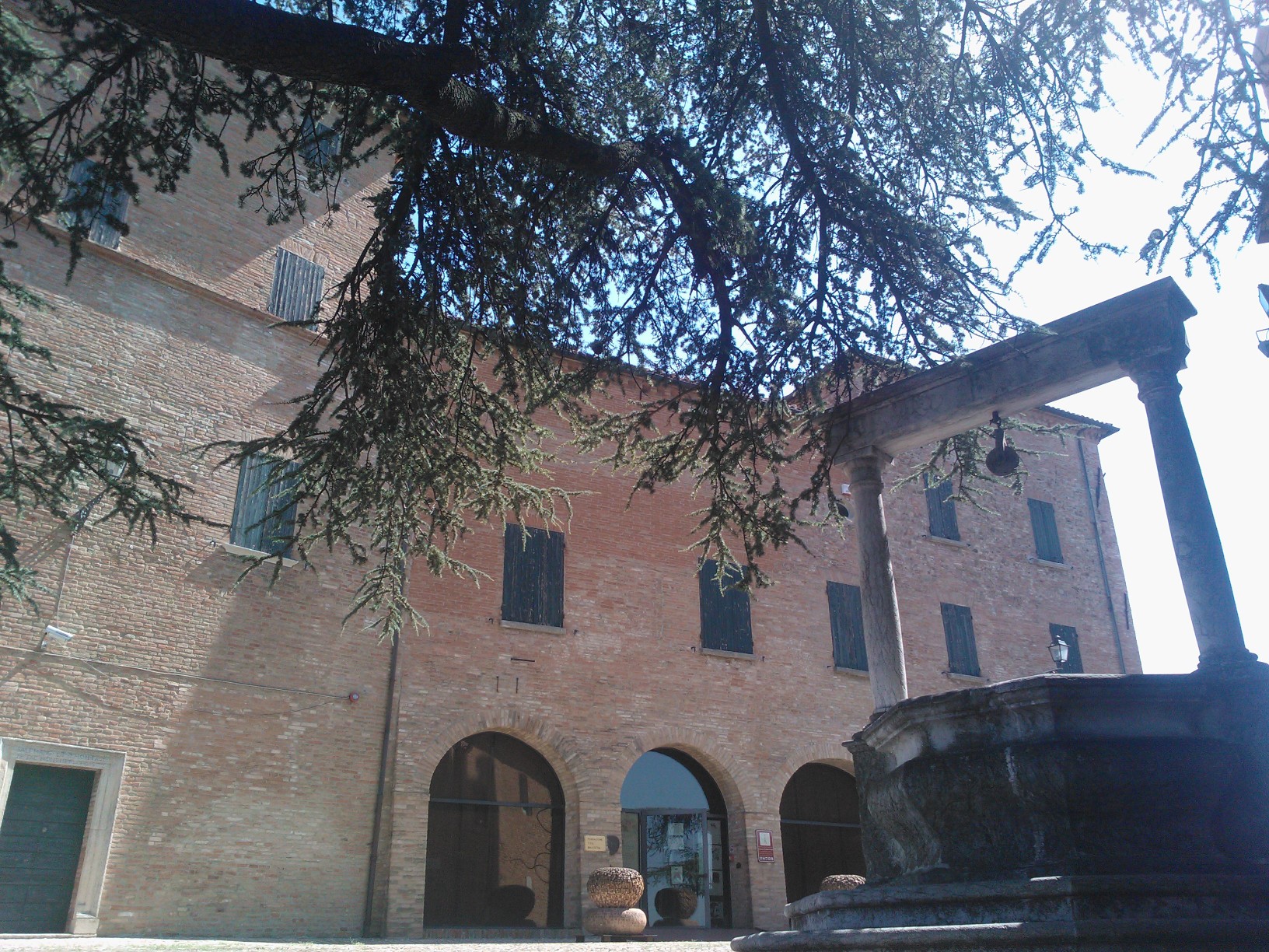 foto: https://upload.wikimedia.org/wikipedia/commons/5/5c/Castello_Malatestiano-_Fondazione_Tito_Balestra.jpg