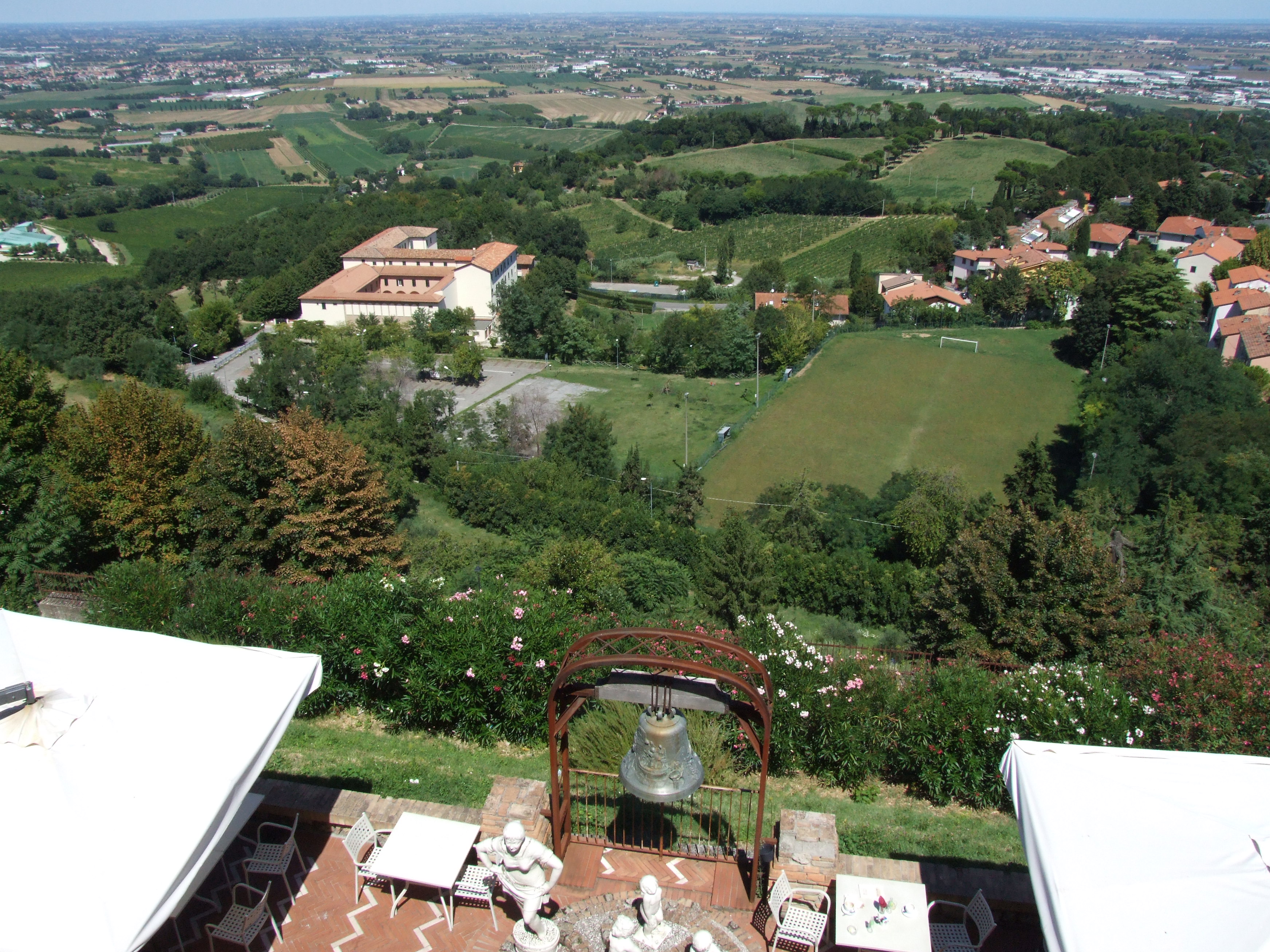 photo: https://upload.wikimedia.org/wikipedia/commons/d/d8/Balcone_di_Romagna_-_Bertinoro_9.jpg