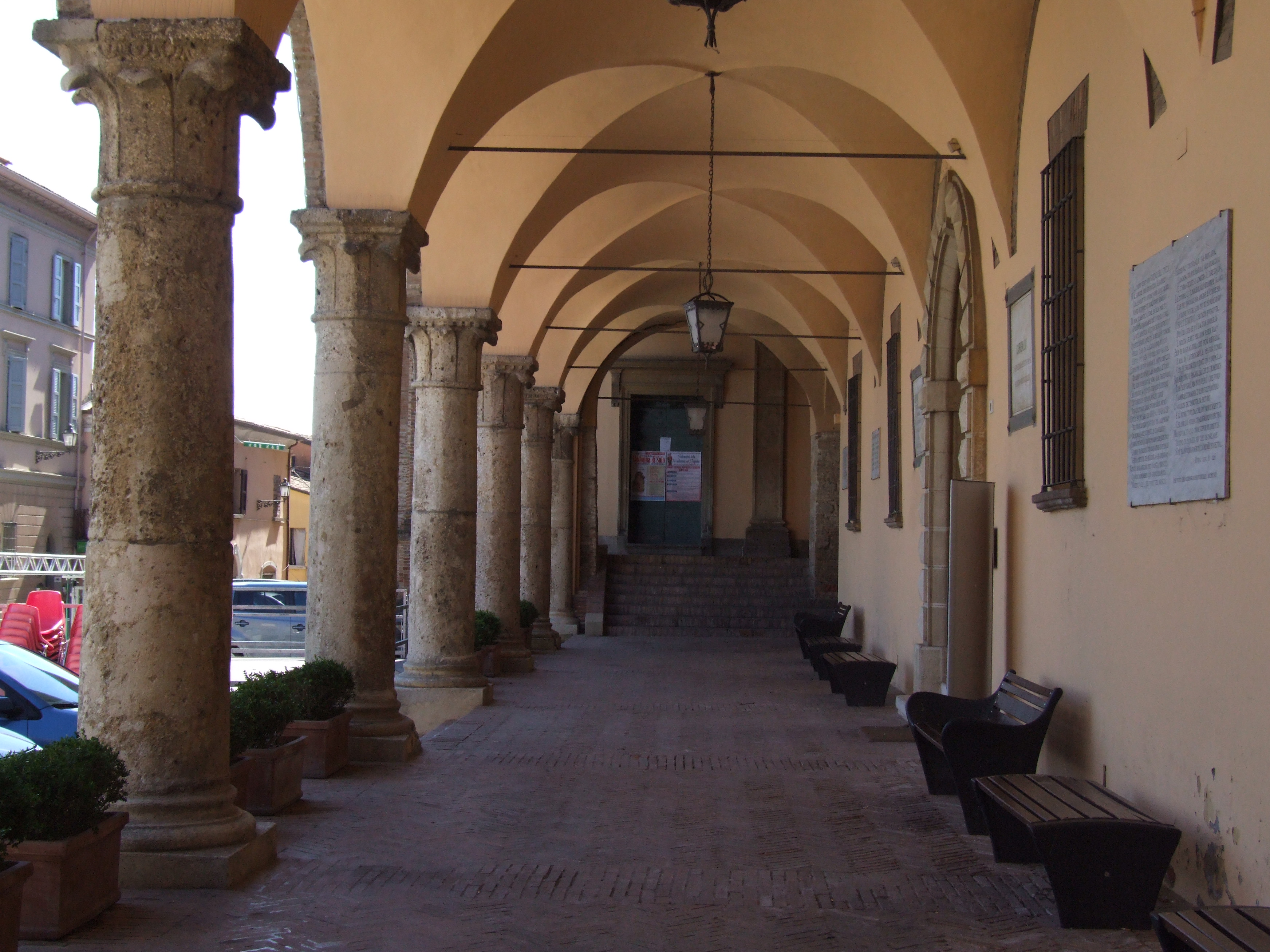 photo: https://upload.wikimedia.org/wikipedia/commons/3/34/Palazzo_Comunale_-_Bertinoro_2.jpg