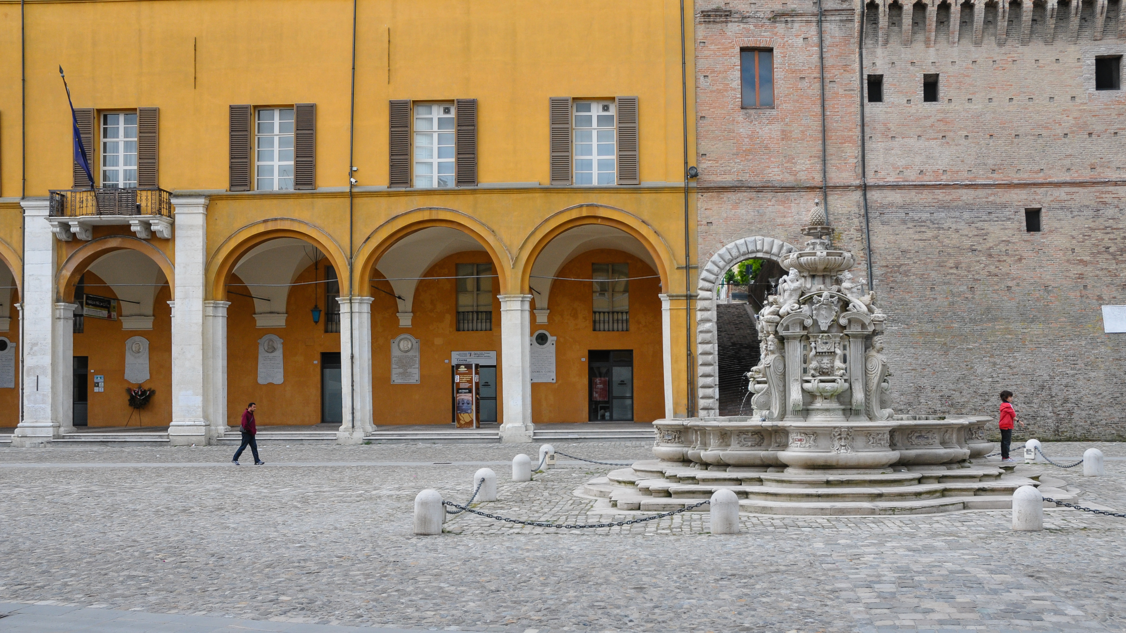 foto: https://upload.wikimedia.org/wikipedia/commons/8/8d/Cesena_Piazza_del_Popolo-4_Fontana_Masini.jpg
