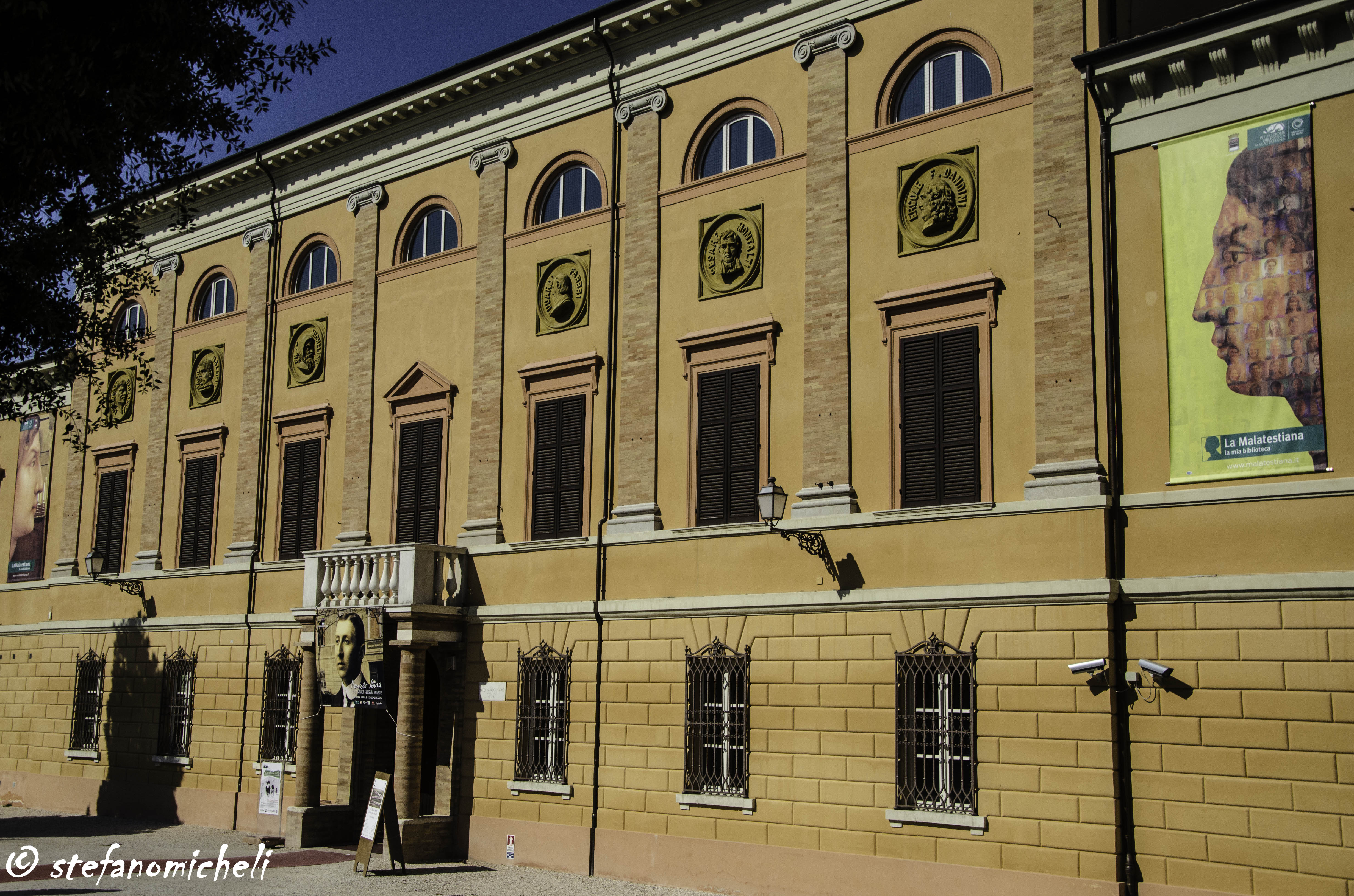 photo: https://upload.wikimedia.org/wikipedia/commons/c/cc/Piazza_Bufalini_-_Cesena_-_DSC_2119.jpg