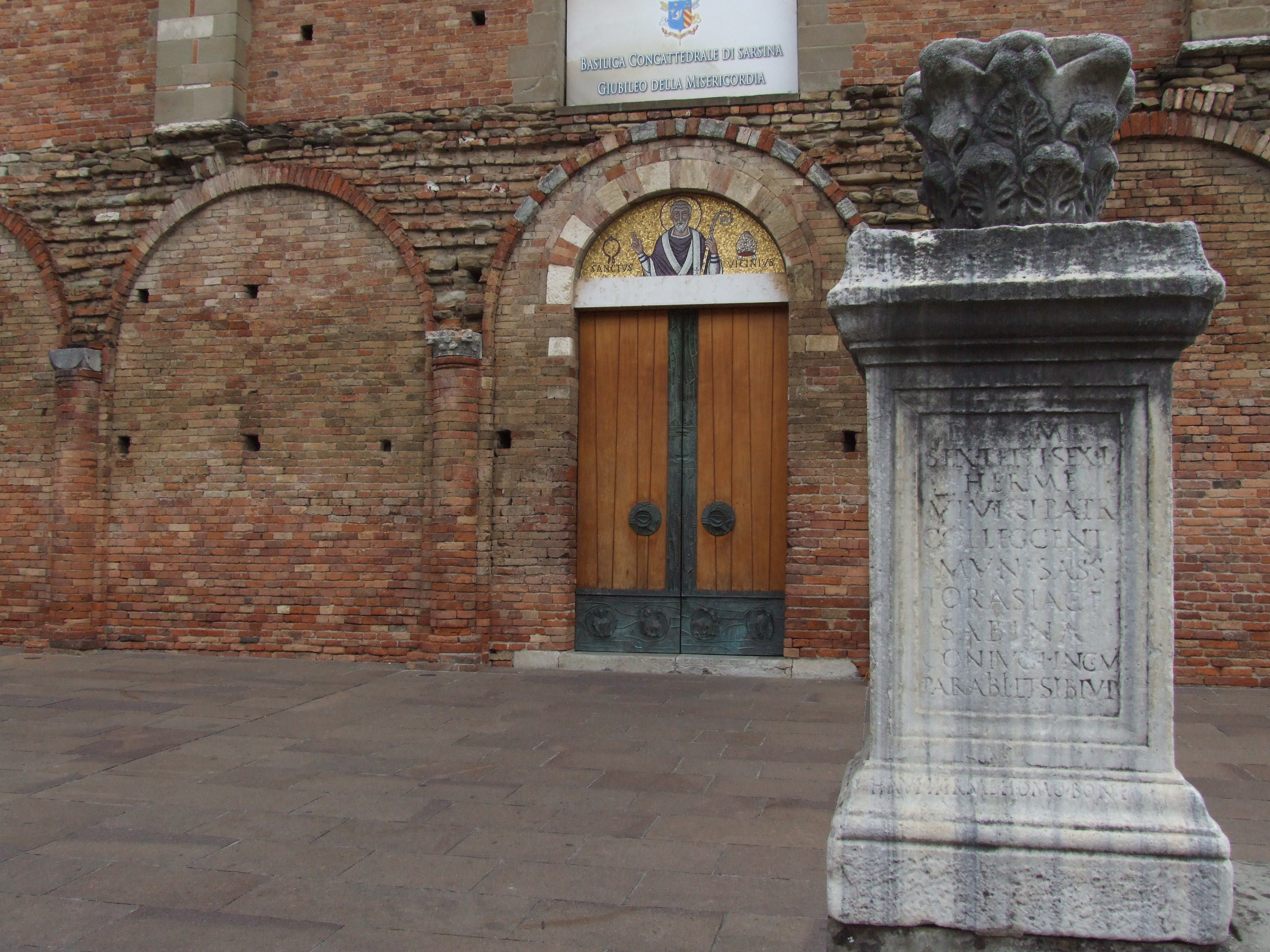 foto: https://upload.wikimedia.org/wikipedia/commons/f/f5/Basilica_concattedrale_di_Sarsina_-_12.jpg
