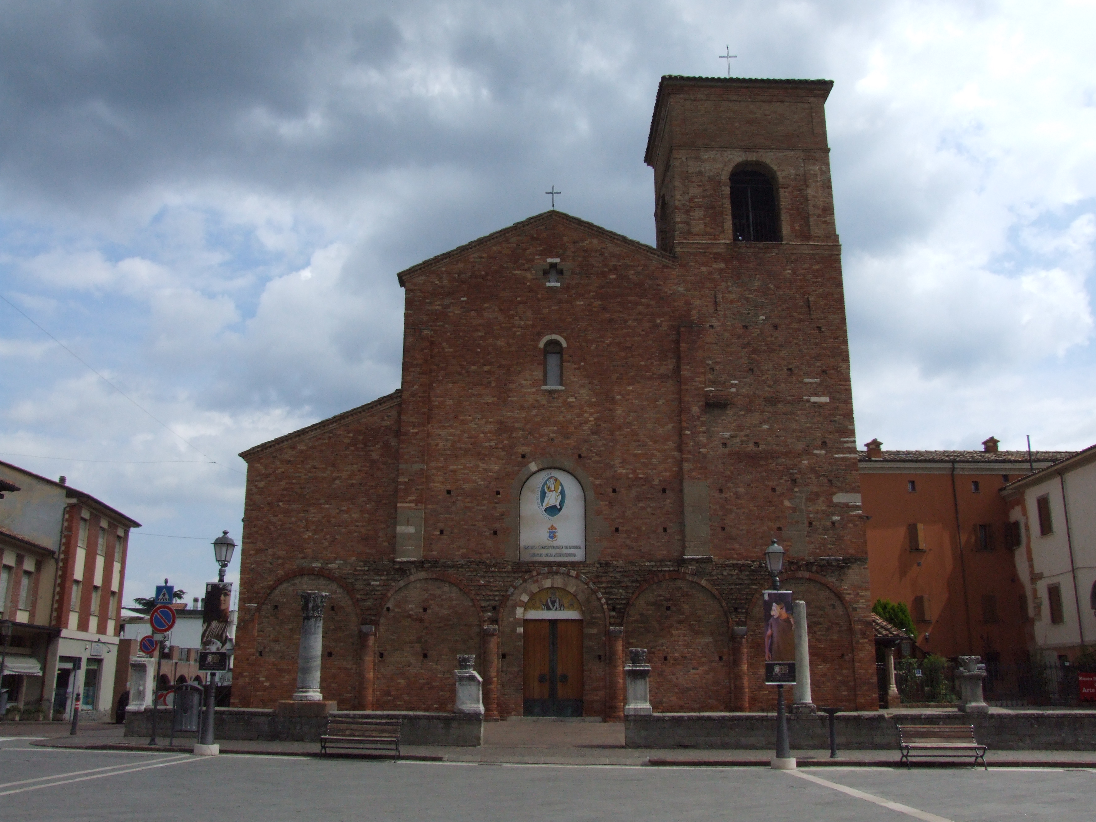 photo: https://upload.wikimedia.org/wikipedia/commons/2/28/Basilica_concattedrale_di_Sarsina_-_11.jpg