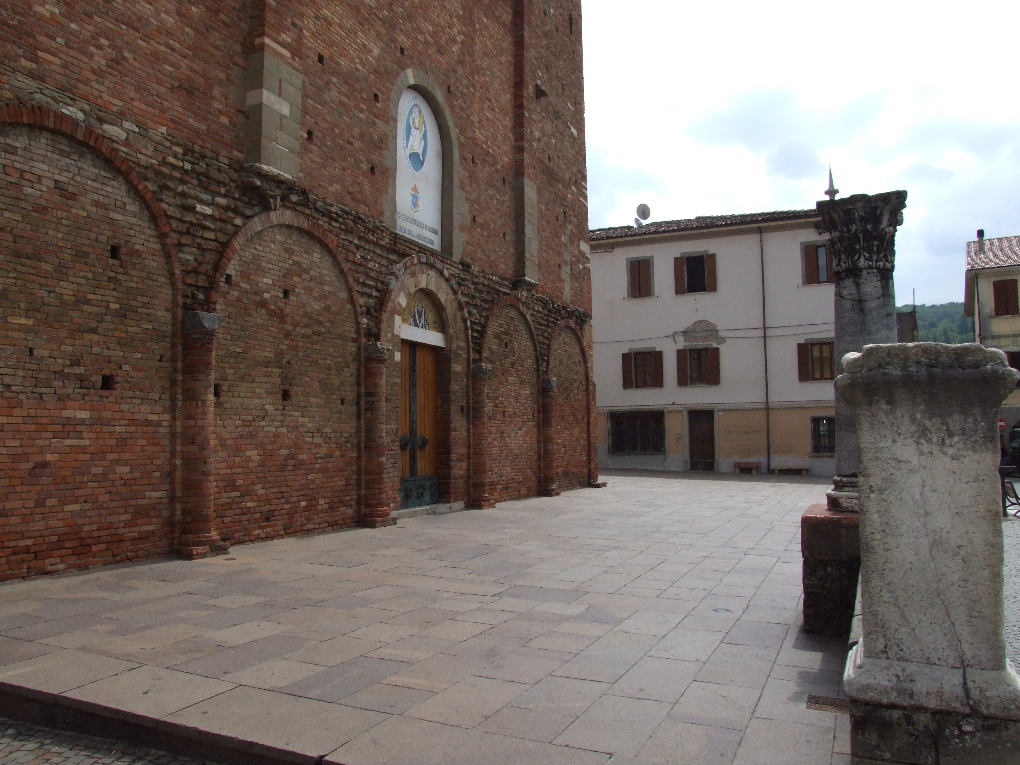 photo: https://upload.wikimedia.org/wikipedia/commons/b/b2/Basilica_concattedrale_di_Sarsina_-_7.jpg