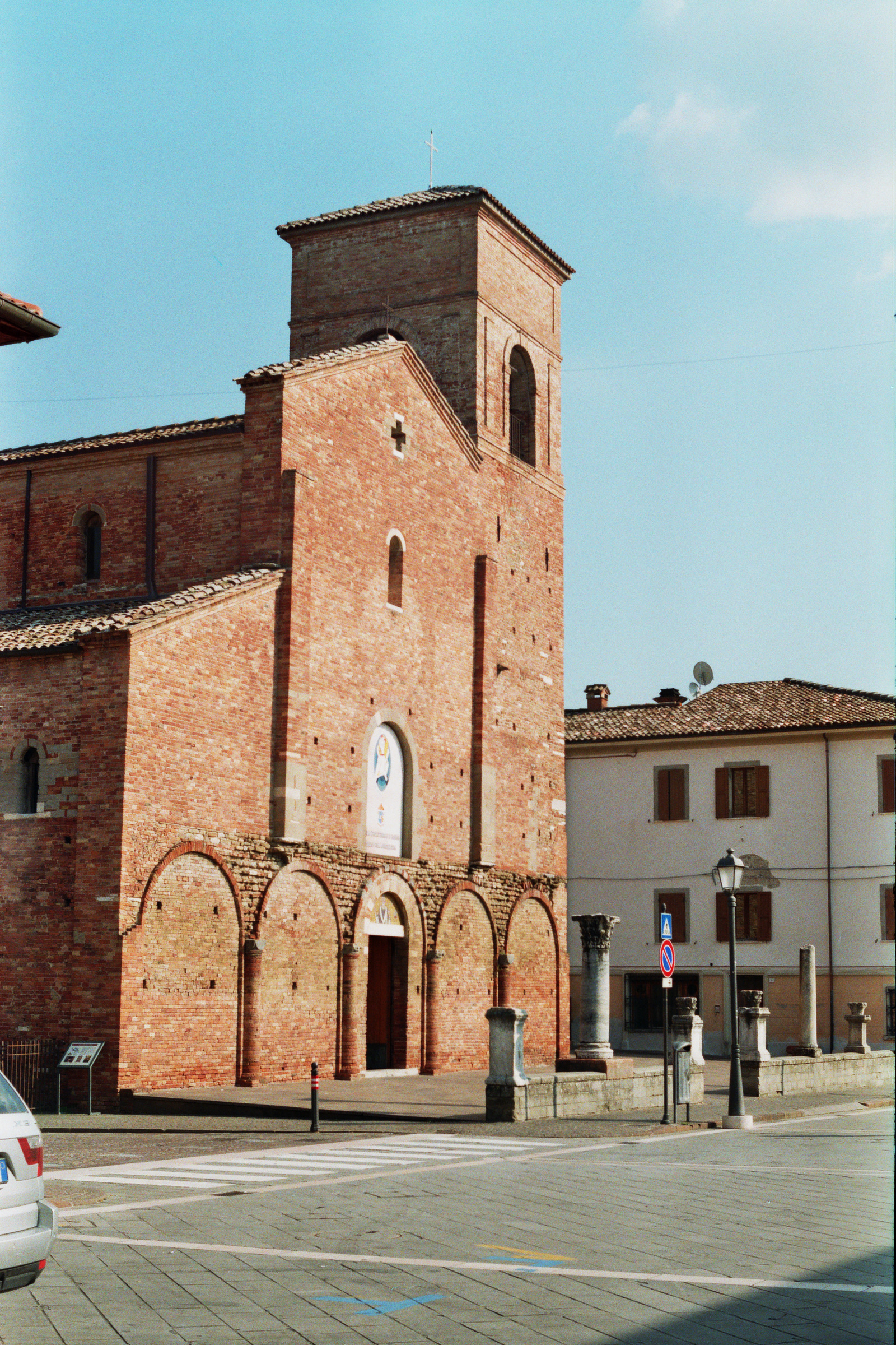 foto: https://upload.wikimedia.org/wikipedia/commons/3/3c/Basilica_concattedrale_di_Sarsina_scorcio.jpg