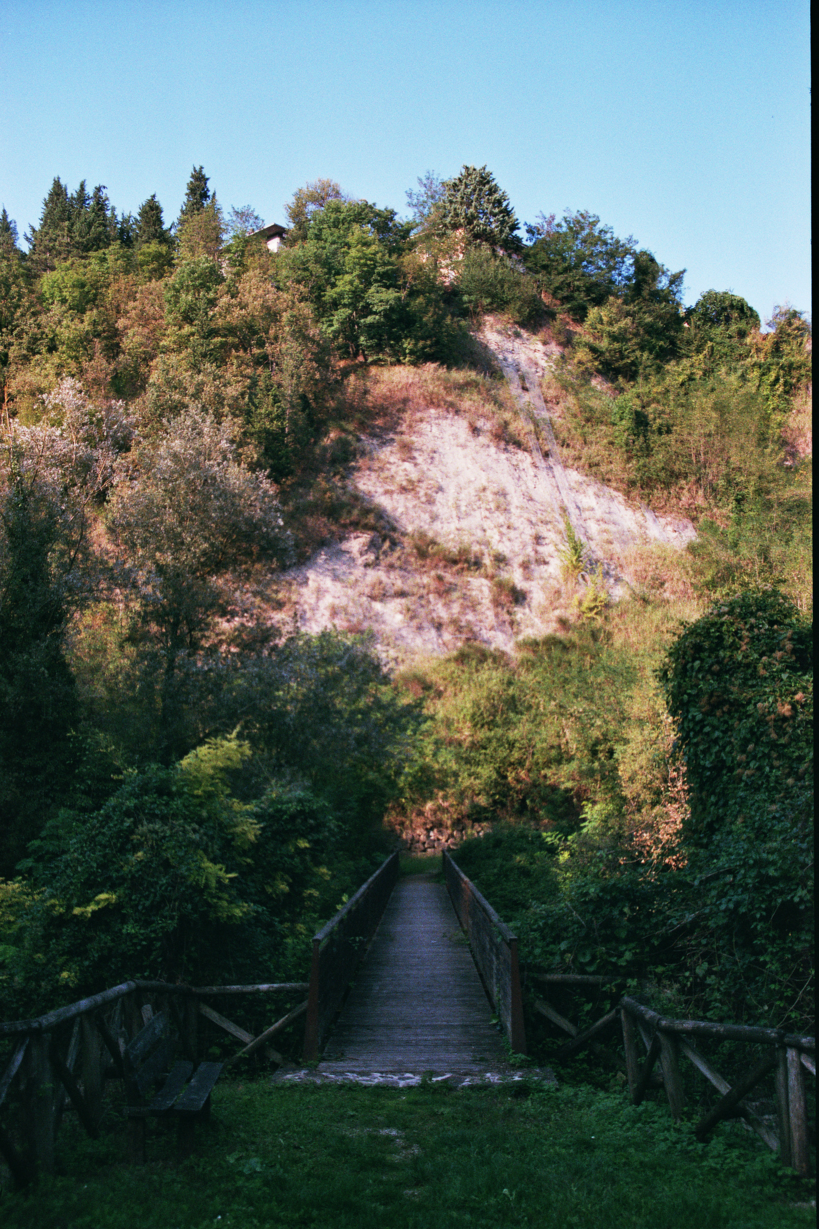 photo: https://upload.wikimedia.org/wikipedia/commons/8/83/Parco_delle_Marmitte_dei_Giganti_3.jpg