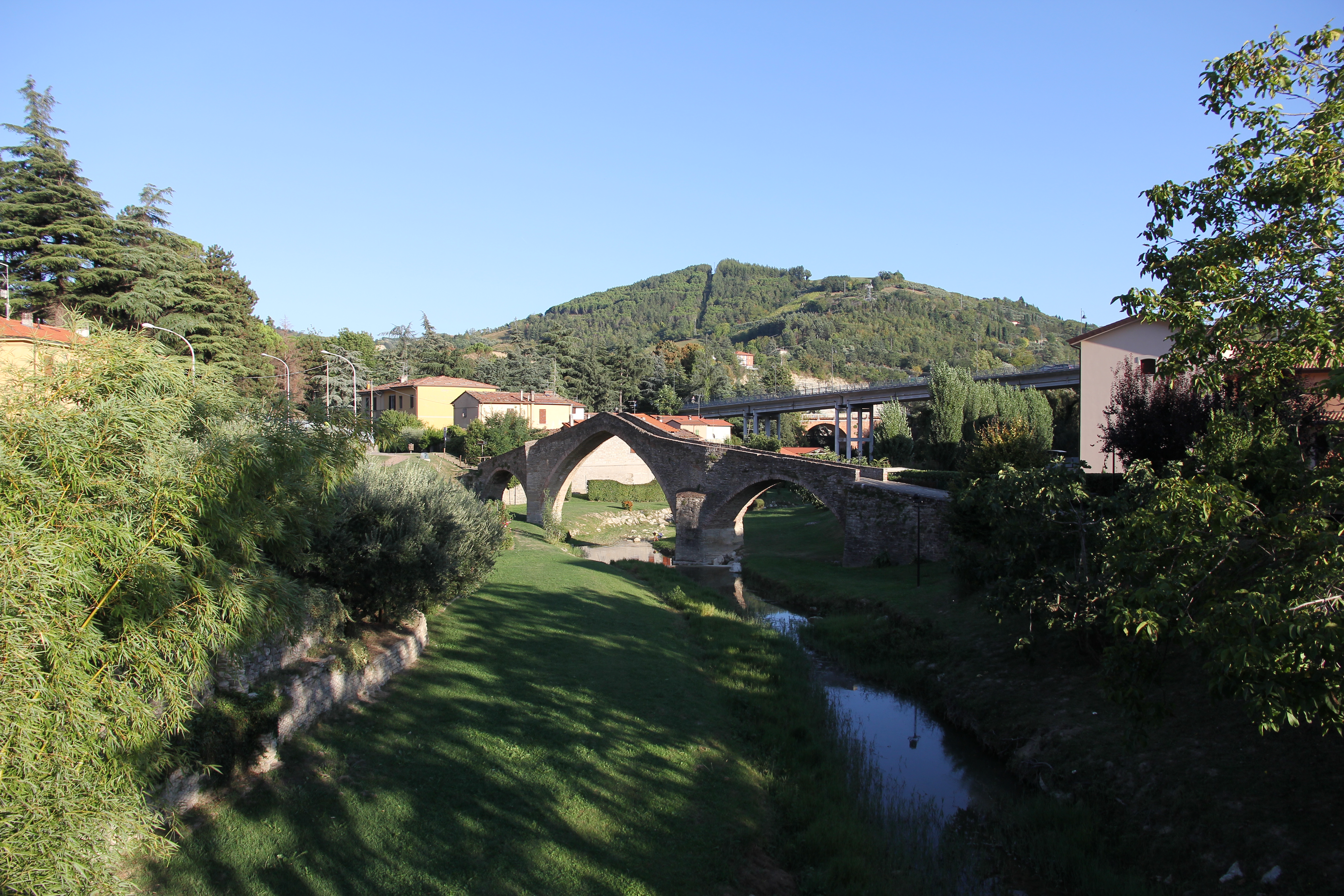 foto: https://upload.wikimedia.org/wikipedia/commons/b/ba/Modigliana%2C_ponte_di_San_Donato_%2804%29.jpg