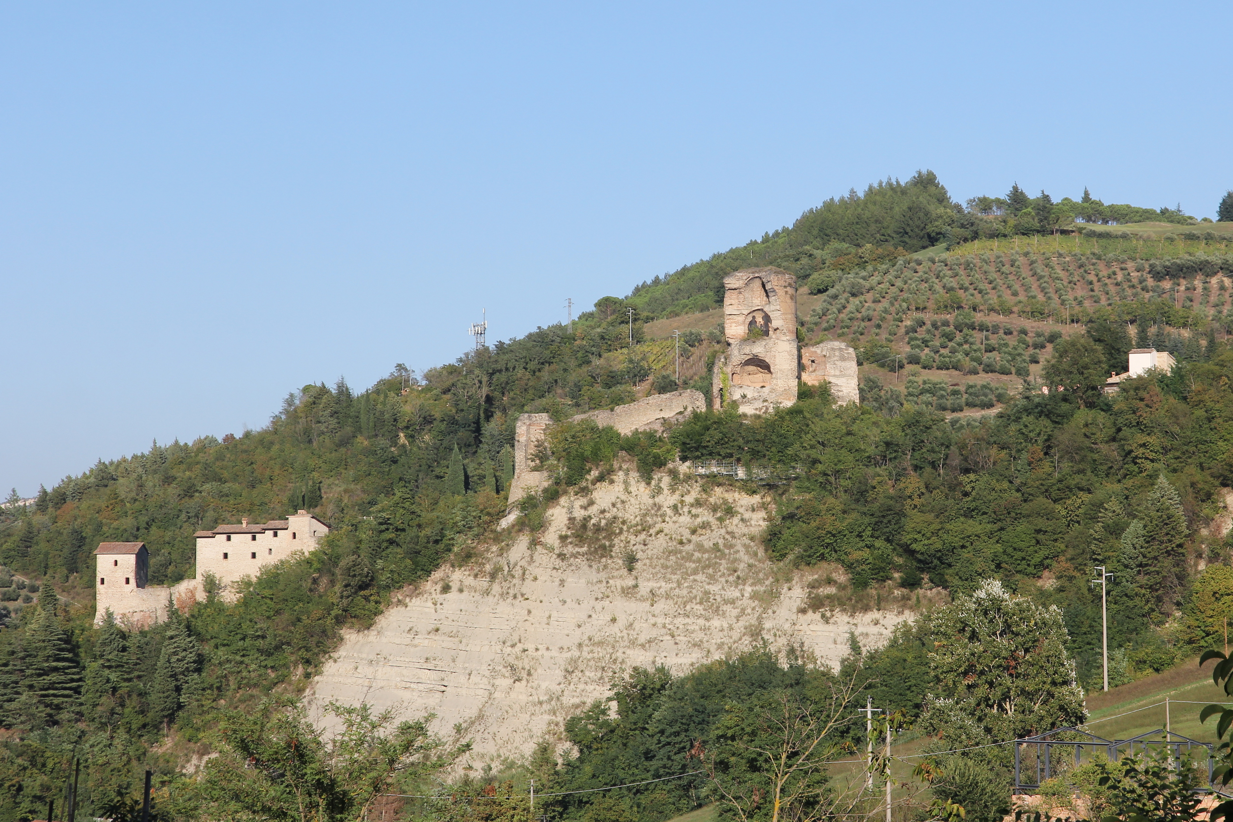 photo: https://upload.wikimedia.org/wikipedia/commons/1/15/Modigliana%2C_rocca_dei_Conti_Guidi_%2802%29.jpg