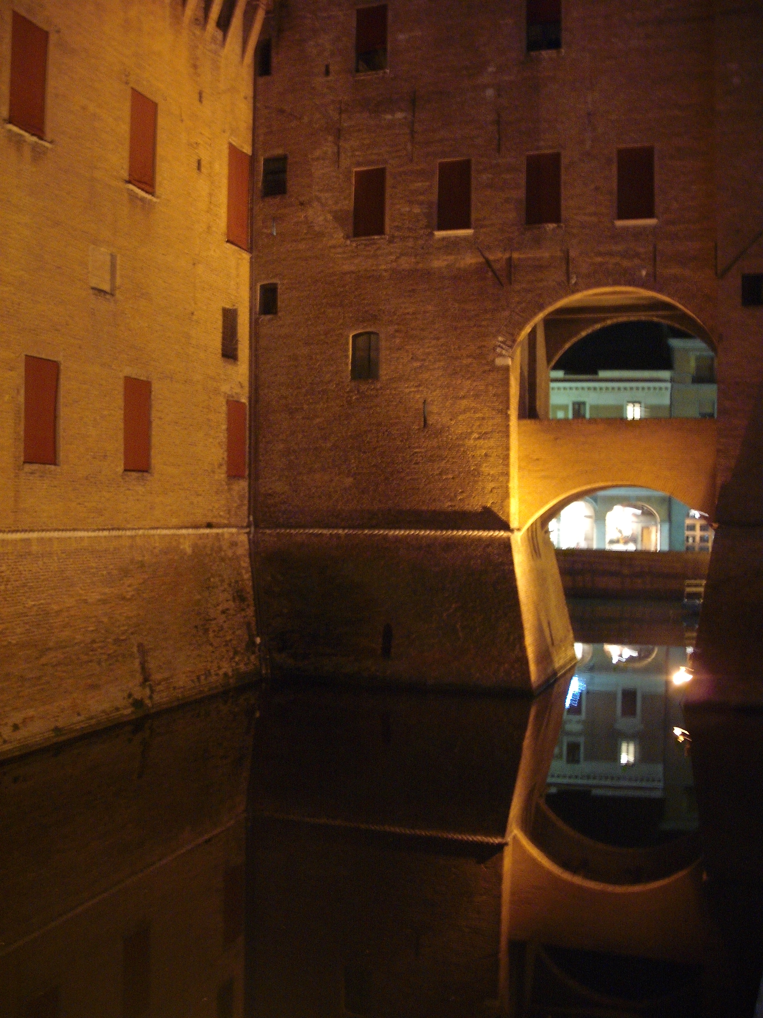 photo: https://upload.wikimedia.org/wikipedia/commons/c/cd/Castello_e_fossato_by_night.jpg