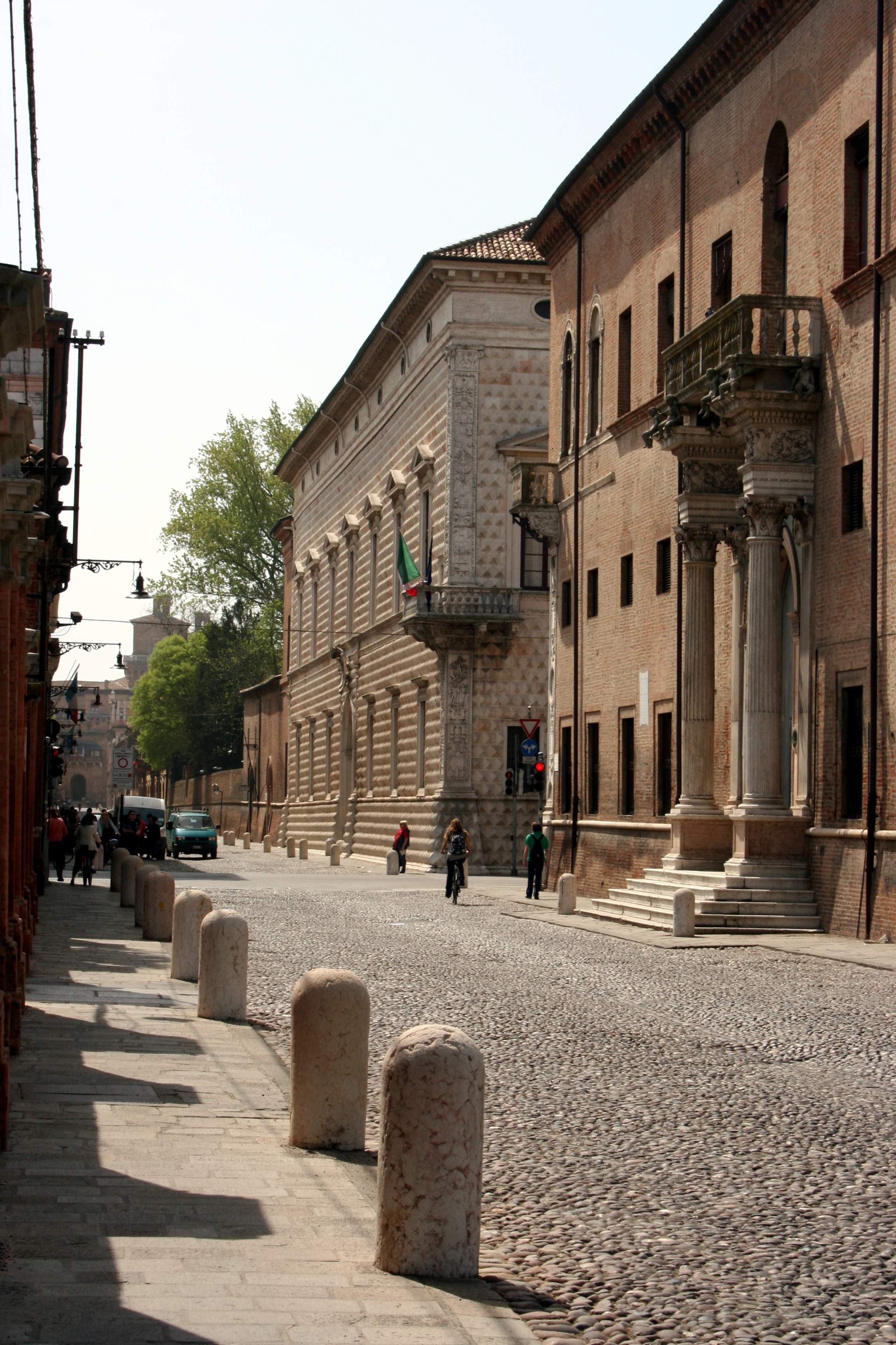 foto: https://upload.wikimedia.org/wikipedia/commons/b/b0/Il_Palazzo_visto_da_Palazzo_Prosperi-Sacrati_verso_il_Castello_Estense.jpg