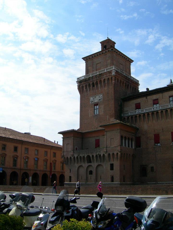 foto: https://upload.wikimedia.org/wikipedia/commons/8/80/Castello_Estense_-_Torrione_Est.jpg