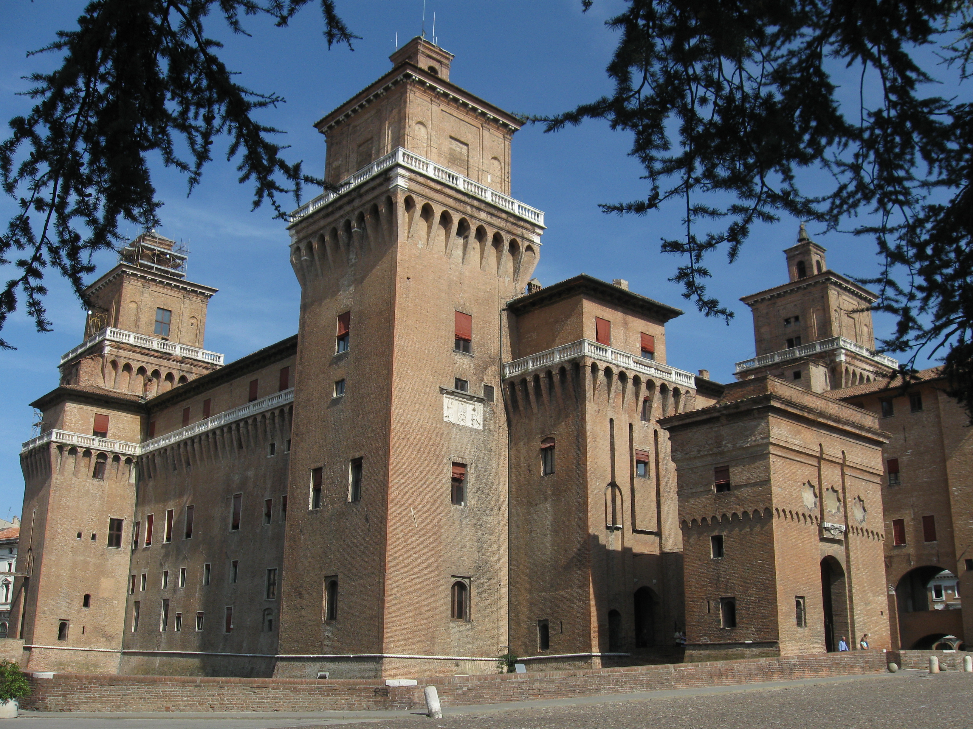 foto: https://upload.wikimedia.org/wikipedia/commons/c/ce/Esterno_da_piazza_castello.JPG