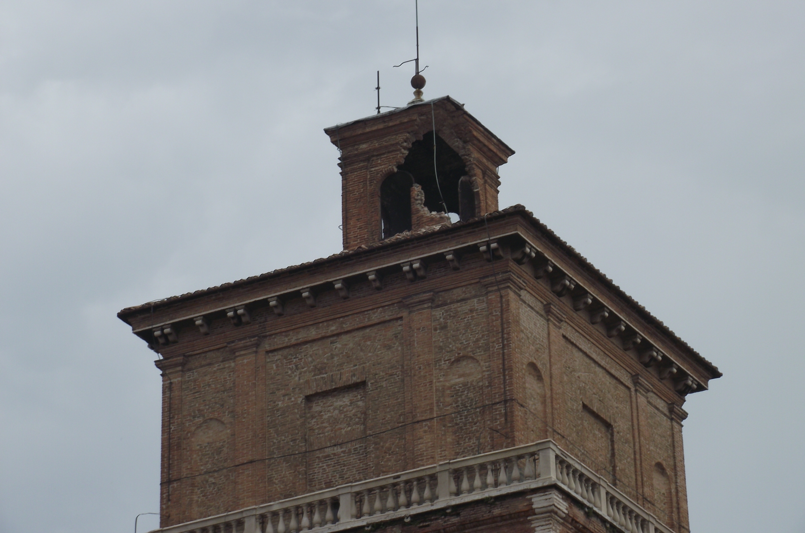 photo: https://upload.wikimedia.org/wikipedia/commons/e/e0/Danni_alla_torre_del_Leone_dopo_il_terremto_del_20_maggio_2012.JPG