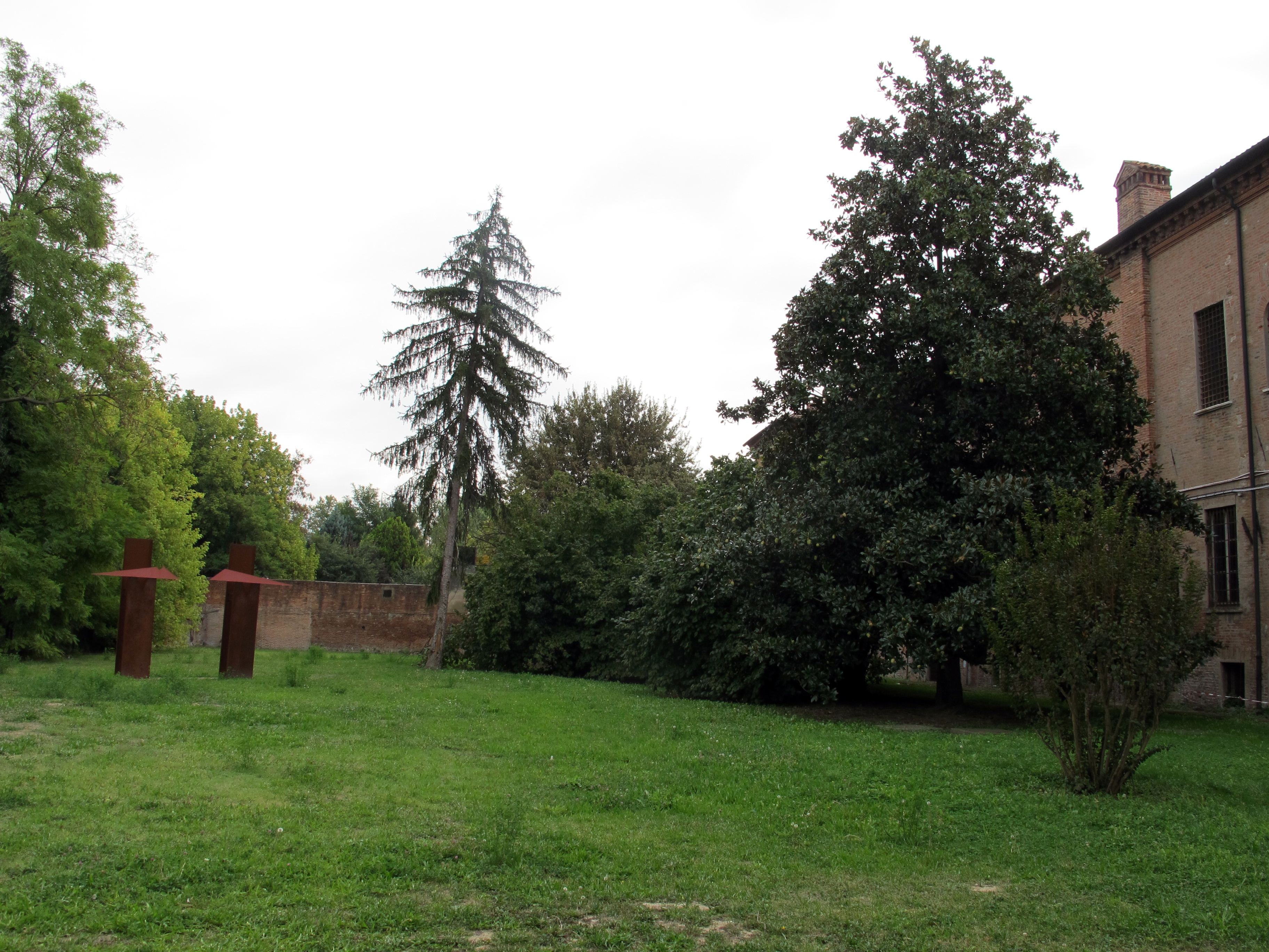 foto: https://upload.wikimedia.org/wikipedia/commons/f/f4/Palazzo_schifanoia%2C_ext.%2C_lato_giardino_03.JPG