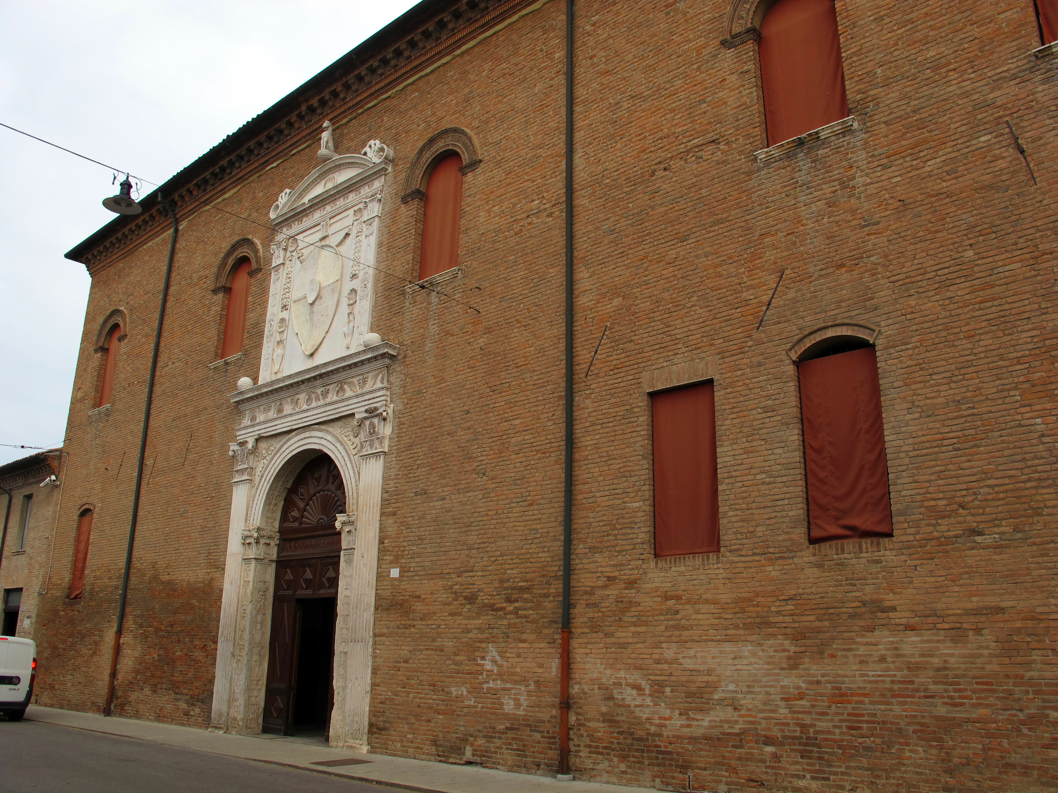 foto: https://upload.wikimedia.org/wikipedia/commons/b/bf/Palazzo_schifanoia%2C_ext.%2C_portale_maggiore_01.JPG