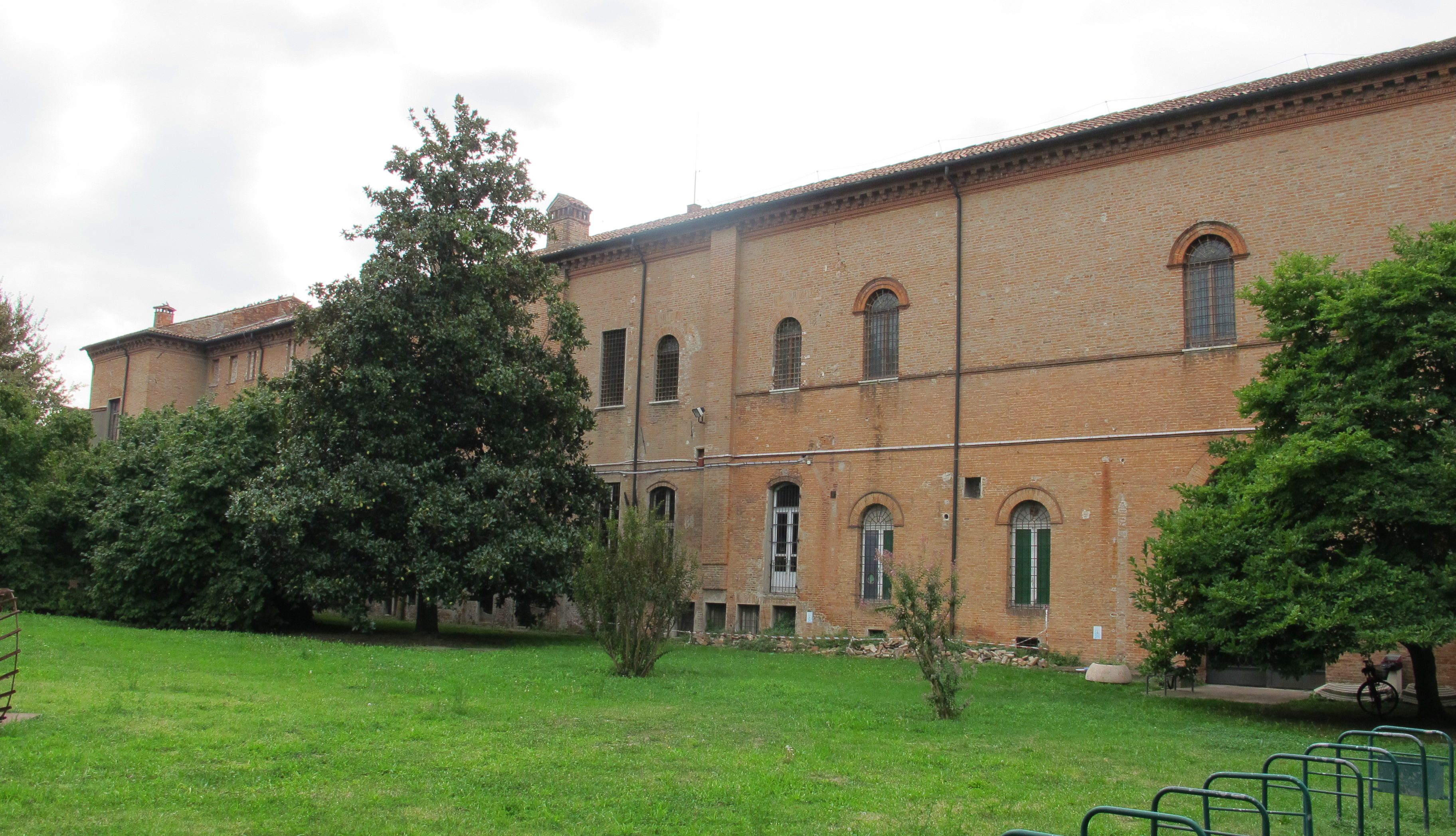 foto: https://upload.wikimedia.org/wikipedia/commons/6/6e/Palazzo_schifanoia%2C_ext.%2C_lato_giardino_01.JPG