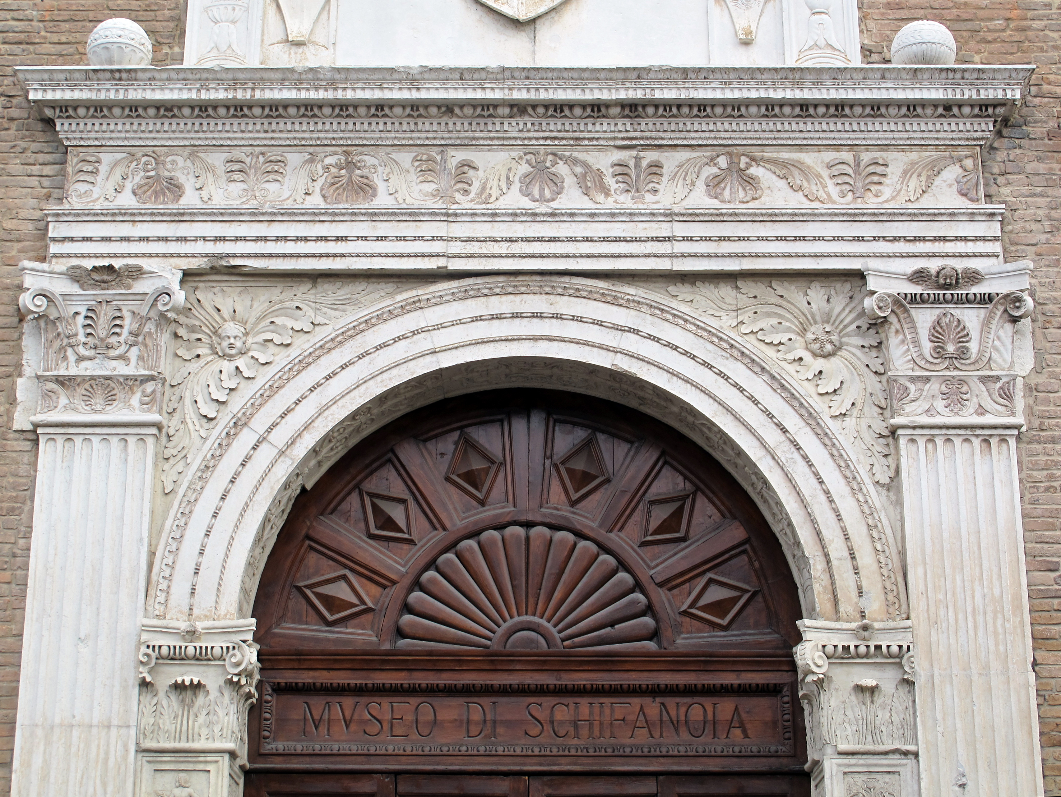 foto: https://upload.wikimedia.org/wikipedia/commons/b/b4/Palazzo_schifanoia%2C_ext.%2C_portale_maggiore_04.JPG