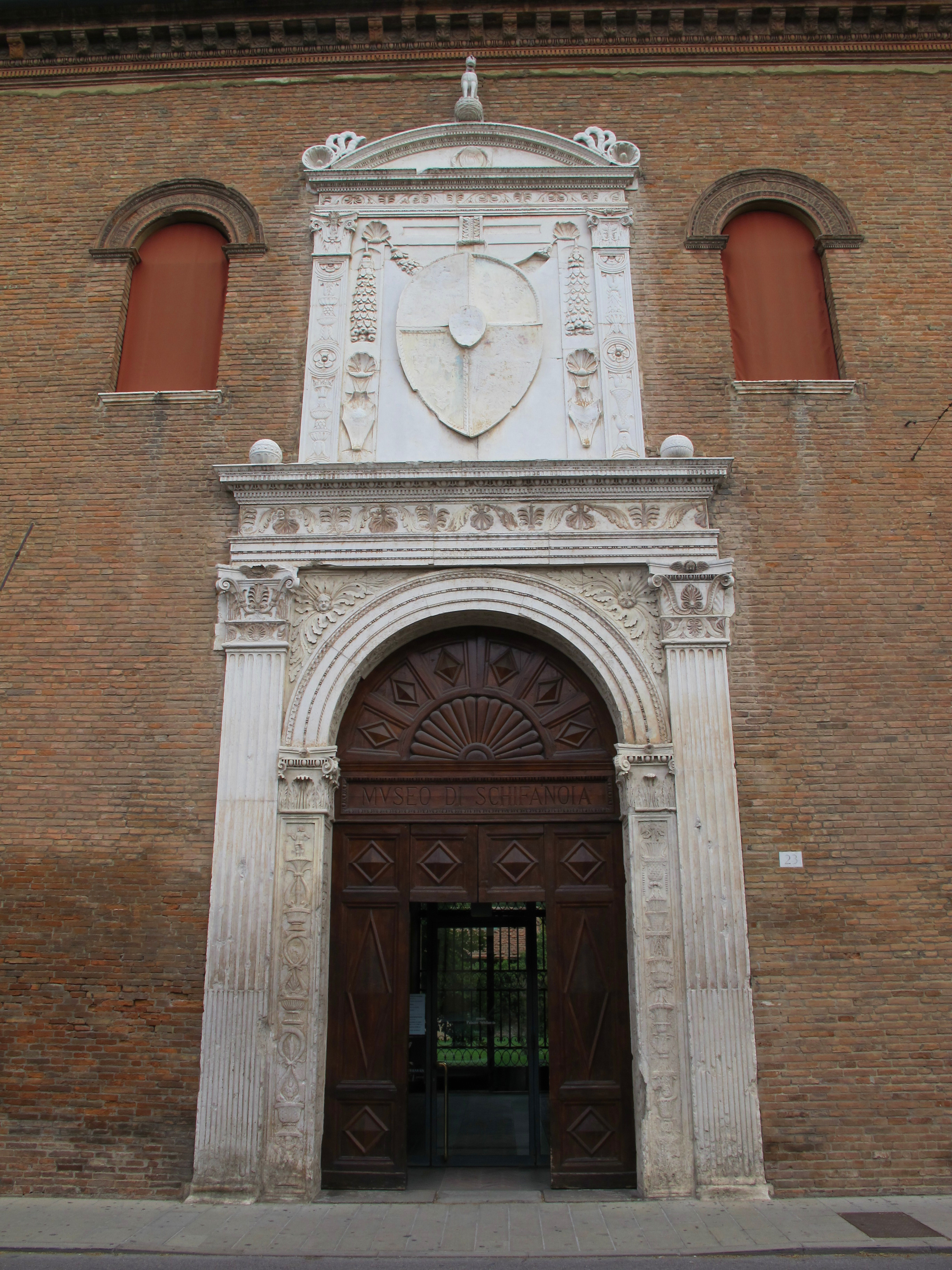 foto: https://upload.wikimedia.org/wikipedia/commons/a/a8/Palazzo_schifanoia%2C_ext.%2C_portale_maggiore_02.JPG