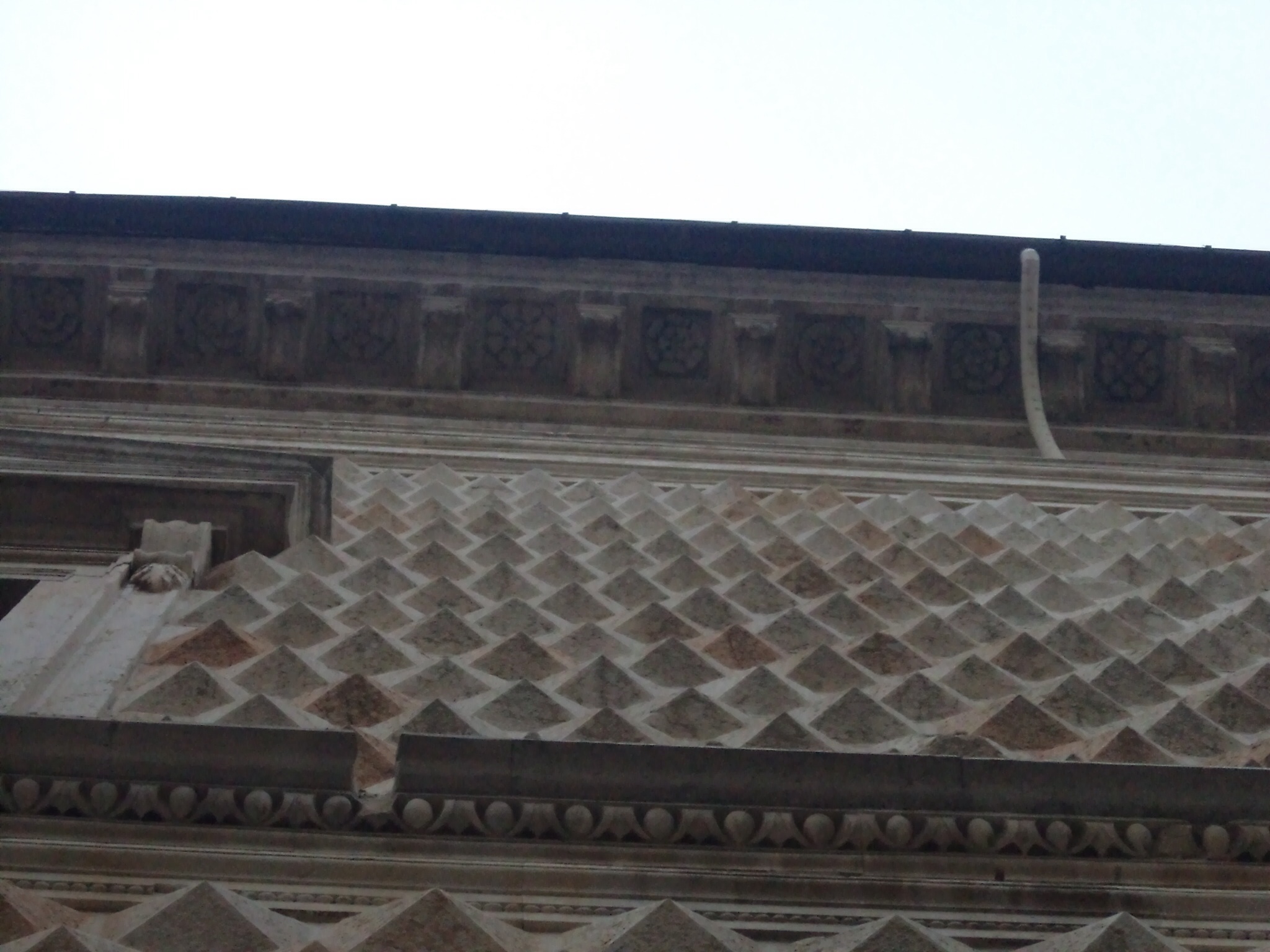 photo: https://upload.wikimedia.org/wikipedia/commons/5/51/Palazzo_dei_Diamanti_Ferrara.jpg