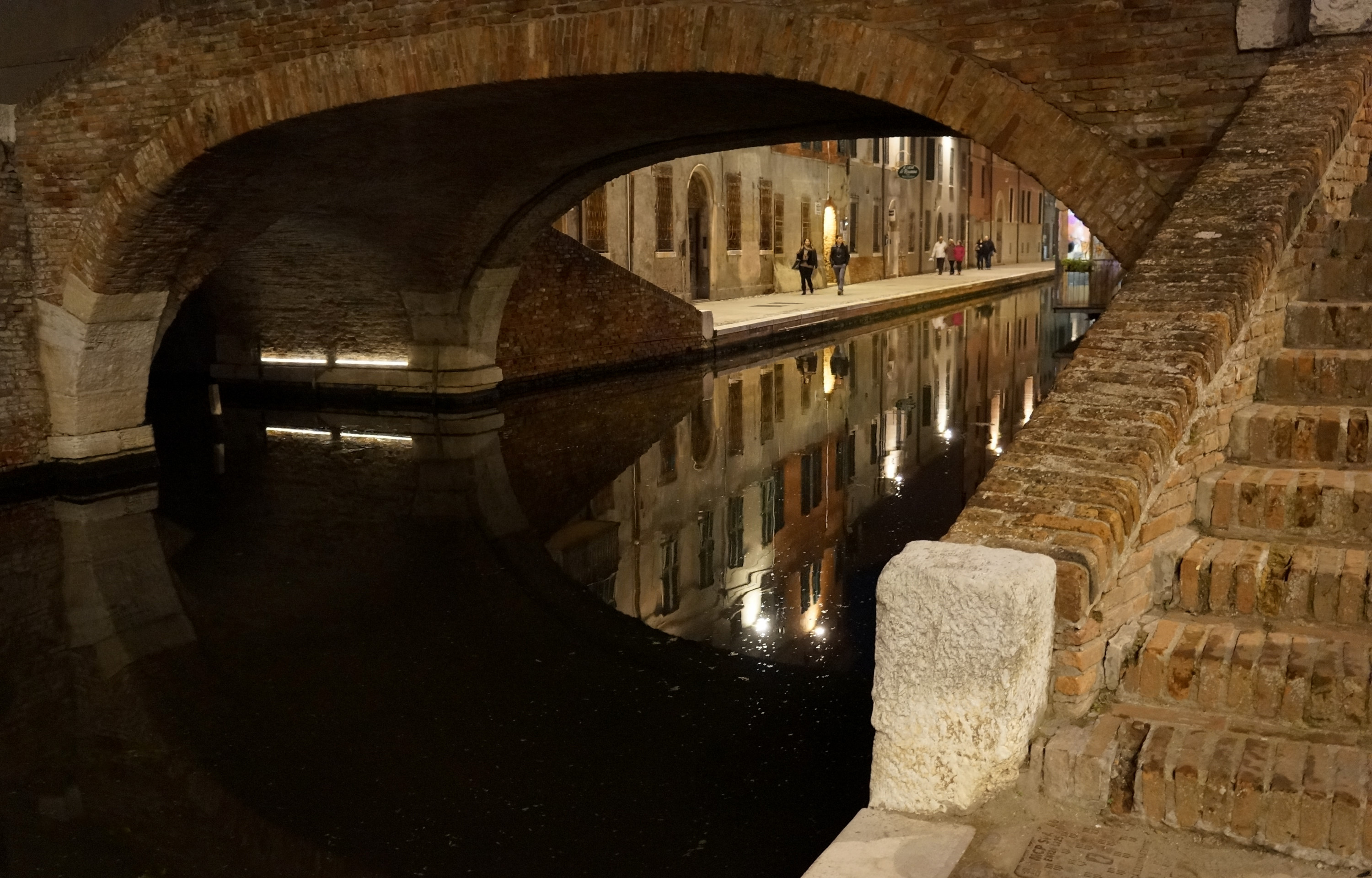 photo: https://upload.wikimedia.org/wikipedia/commons/9/9f/Riflessi_notturni_sotto_il_ponte_degli_sbirri_-_Comacchio.JPG