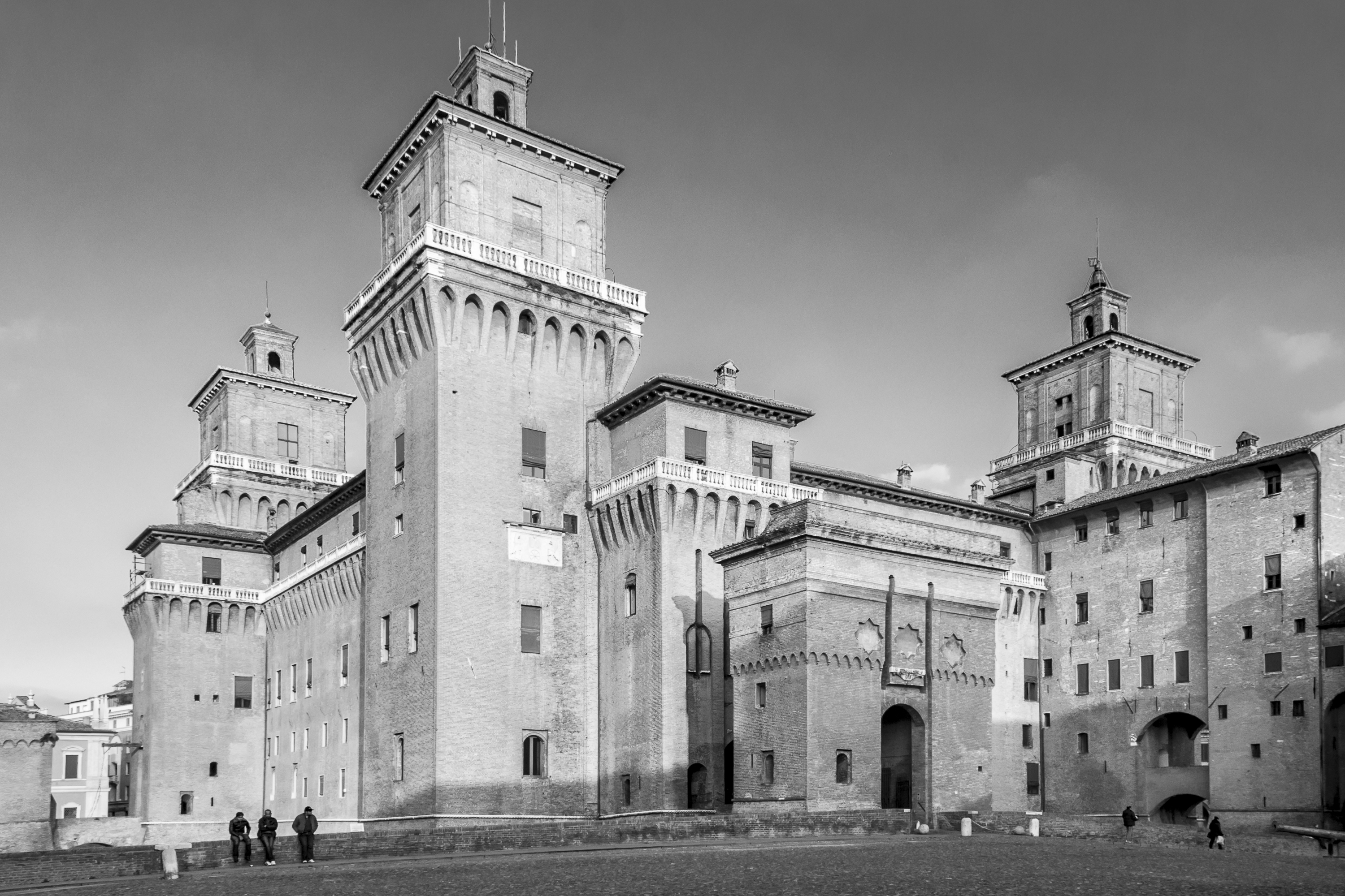photo: https://upload.wikimedia.org/wikipedia/commons/3/31/Castello_Estense--.jpg