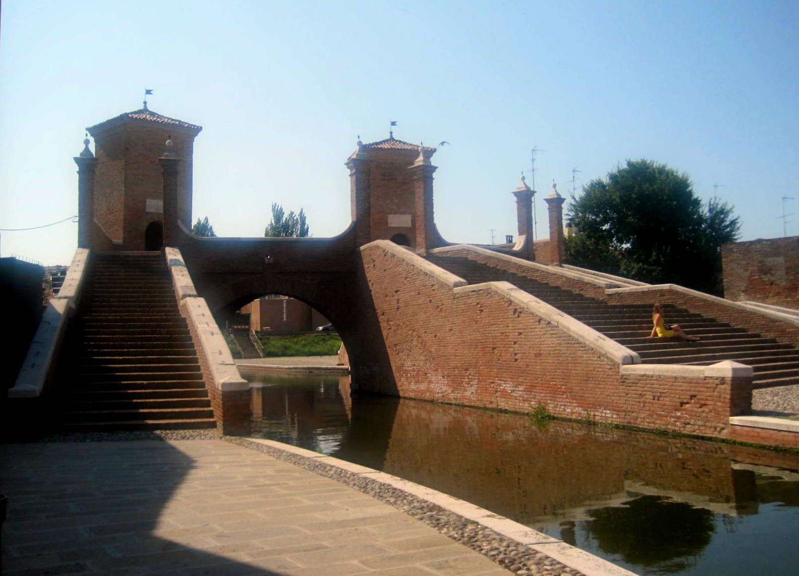 photo: https://upload.wikimedia.org/wikipedia/commons/e/eb/Ponte_dei_Trepponti_a_Comacchio_04.jpg