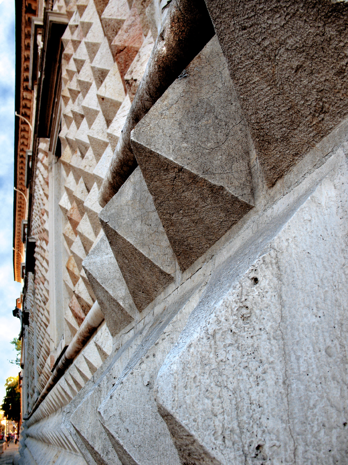 foto: https://upload.wikimedia.org/wikipedia/commons/2/2e/Palazzo_dei_Diamanti4.jpg